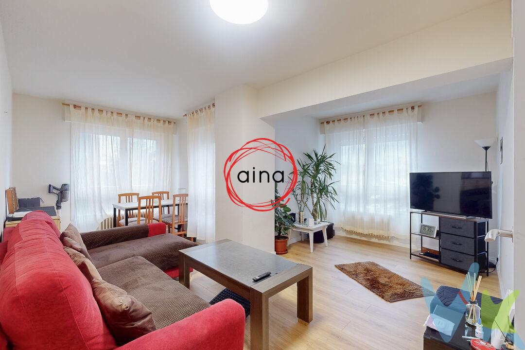 Se vende amplio y luminoso piso en esquina completamente reformado hace menos de 1 año de 3 dormitorios en la primera plaza de Santa Cruz de Ardoi, en Zizur Mayor, ubicado en una zona tranquila, bien comunicada y rodeada de todos los servicios necesarios para el día a día: comercios, transporte público, zonas verdes y centros educativos. Una oportunidad ideal tanto para familias como para quienes buscan una vivienda cómoda y bien distribuida.
La vivienda cuenta con 88 m² construidos y 76 m² útiles, aprovechados de forma muy funcional. Al entrar nos recibe un agradable salón de aproximadamente 20 m², muy luminoso y con vistas despejadas que aportan amplitud y sensación de bienestar. La cocina es independiente, de unos 10 m², recientemente equipada y montada, con práctica zona de tendedero-despensa que añade espacio de almacenaje.
El piso dispone de tres dormitorios, perfectos para adaptarlos como habitaciones, despacho o zona de invitados. El dormitorio principal, de unos 14 m², cuenta con armario empotrado, ofreciendo gran capacidad de almacenamiento. Completa la vivienda un baño reformado con plato de ducha, moderno y funcional.
La calefacción central y el agua caliente central con contador individual garantizan confort durante todo el año y un control eficiente del consumo.
Incluye además una plaza de garaje en semisótano, un valor añadido que aporta comodidad y seguridad.
El edificio tiene pendiente una derrama para la rehabilitación de la fachada y el cambio de ventanas, cuyo coste correrá íntegramente a cargo del comprador, por lo que el precio de venta no incluye estas mejoras.
Se trata de una vivienda muy cuidada, lista para entrar a vivir, con una distribución equilibrada y excelente luminosidad, ideal para quienes buscan calidad de vida en una de las zonas más demandadas de Zizur Mayor.
¡DISPONIBILIDAD INMEDIATA!
¿Te interesa? Llámanos sin compromiso y agenda tu visita.
INFORMACIÓN LEGAL A TENER EN CUENTA:
ℹ️ Los datos y superficies indicados son aproximados y tienen carácter meramente informativo, sin valor contractual.
El precio de venta no incluye impuestos ni gastos derivados de la transmisión. La compra conlleva impuestos y gastos de formalización para el comprador:

Impuesto I.T.P. (Impuesto de Transmisiones Patrimoniales 6% (Consultar condiciones concretas según circunstancias personales o régimen fiscal aplicable) 
Gastos de Notaría y Registro aproximadamente 1,5%, 
Gastos financieros si se contrata hipoteca.

Los honorarios de intermediación inmobiliaria corren a cargo del vendedor 
¡NO COBRAMOS HONORARIOS AL COMPRADOR!