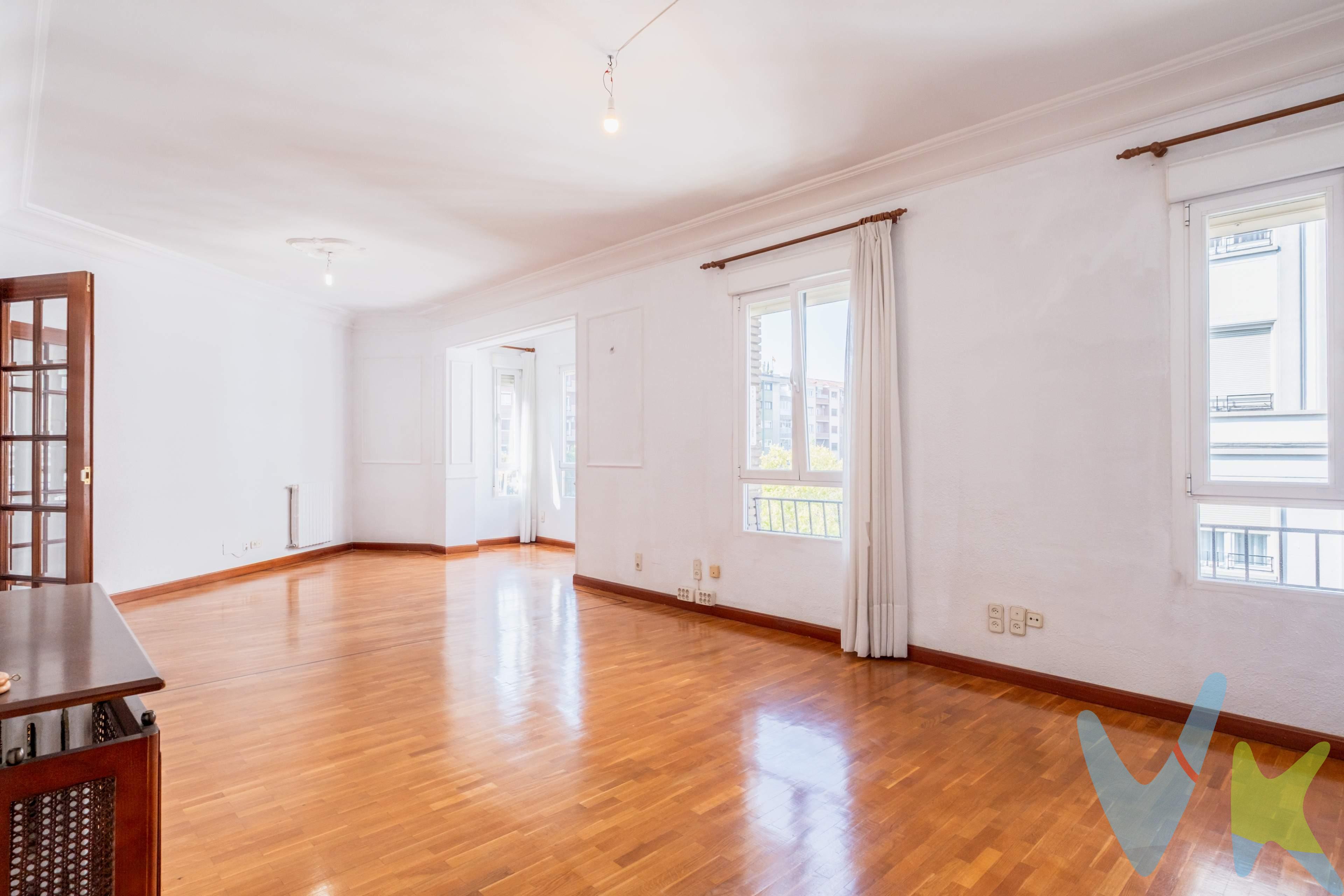 Espacio, luz y elegancia clásica en una de las mejores zonas de Zaragoza. En pleno Paseo de la Constitución, corazón de la ciudad, te espera esta vivienda amplia y luminosa que conserva todo el carácter de las casas de siempre, combinando calidez, estilo y confort. Sus techos altos con molduras decorativas y el suelo de parquet aportan ese toque atemporal que enamora a primera vista. El piso, que hace tercero aunque equivale a un quinto por altura, ofrece:. ✨ Un gran salón exterior con dos ambientes, perfecto para disfrutar de la luz y el espacio. 🍴 Cocina independiente con acceso desde la puerta de servicio, cómoda y práctica para el día a día. 🛏️ 5 dormitorios, amplios y versátiles, ideales para adaptarse a las necesidades de tu familia. 🛁 2 baños con ventana, que aportan luz y ventilación natural. En el pasillo encontrarás armarios empotrados que amplían la capacidad de almacenaje sin restar amplitud a las estancias. La vivienda dispone de radiadores de hierro fundido, ACS mediante termo eléctrico y preinstalación de aire acondicionado por conductos. Las ventanas de la vivienda están cambiadas, mejorando el aislamiento y el confort. El edificio, elegante y bien mantenido, cuenta con conserje y plataforma elevadora en el portal, que garantiza un acceso cómodo y sin barreras. Una casa que invita a vivir el centro con calma, rodeado de todos los servicios, el tranvía, las mejores tiendas y restaurantes, y la vitalidad de una de las zonas más deseadas de Zaragoza. Un hogar con alma, espacio y una ubicación inmejorable. _______________________________________________________________________________. ℹ️ El precio de venta no incluye los honorarios de agencia por el servicio de gestión, asesoramiento y formalización del proceso de compra, que serán asumidos por el comprador. La reserva del inmueble solo se producirá tras la aceptación expresa de una propuesta por parte del vendedor. El precio publicado no incluye impuestos ni gastos derivados de la compraventa e inscripción.