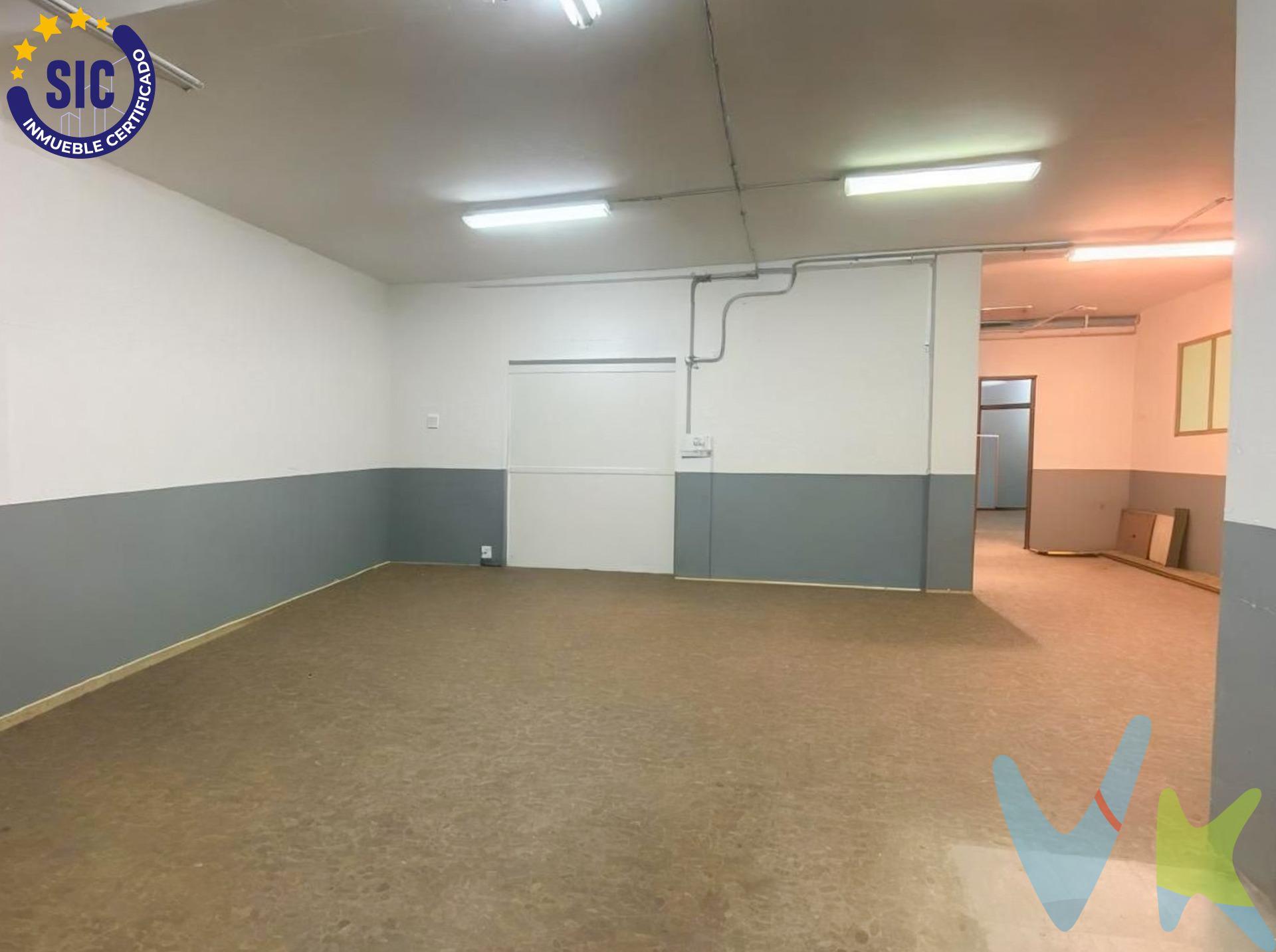 🏢 · RE/MAX URBE II presenta en exclusiva 🏢 ✨--> Fantástico local comercial con excelente ubicación en Canals ✨. Se vende amplio bajo comercial de +250 m², a pocos metros de la Avenida Jaime I. Actualmente el local está dividido con un tabique, destinando una parte a garaje y otra a almacén, lo que ofrece gran versatilidad de uso:. ✅ - Dos accesos, uno de ellos con puerta automática. ✅ - Vado de alta, perfecto para carga y descarga. ✅ - Oficina en altillo. ✅ - Aseo. ✅ - Espacio diáfano adaptable a múltiples actividades. 💰 Por 144.000 € 💰. Una oportunidad única para tu negocio en una ubicación estratégica. Contacta para más información o para concertar una visita. ----. La descripción del presente inmueble e imágenes tienen mero carácter informativo y en ningún caso carácter contractual, pudiendo ser modificados por la inmobiliaria comercializadora sin que ello implique responsabilidad alguna frente a terceros. En el precio de venta a público, esta propiedad NO incluye los gastos de adquisición (Notario, registro, gestión, honorarios, etc..).