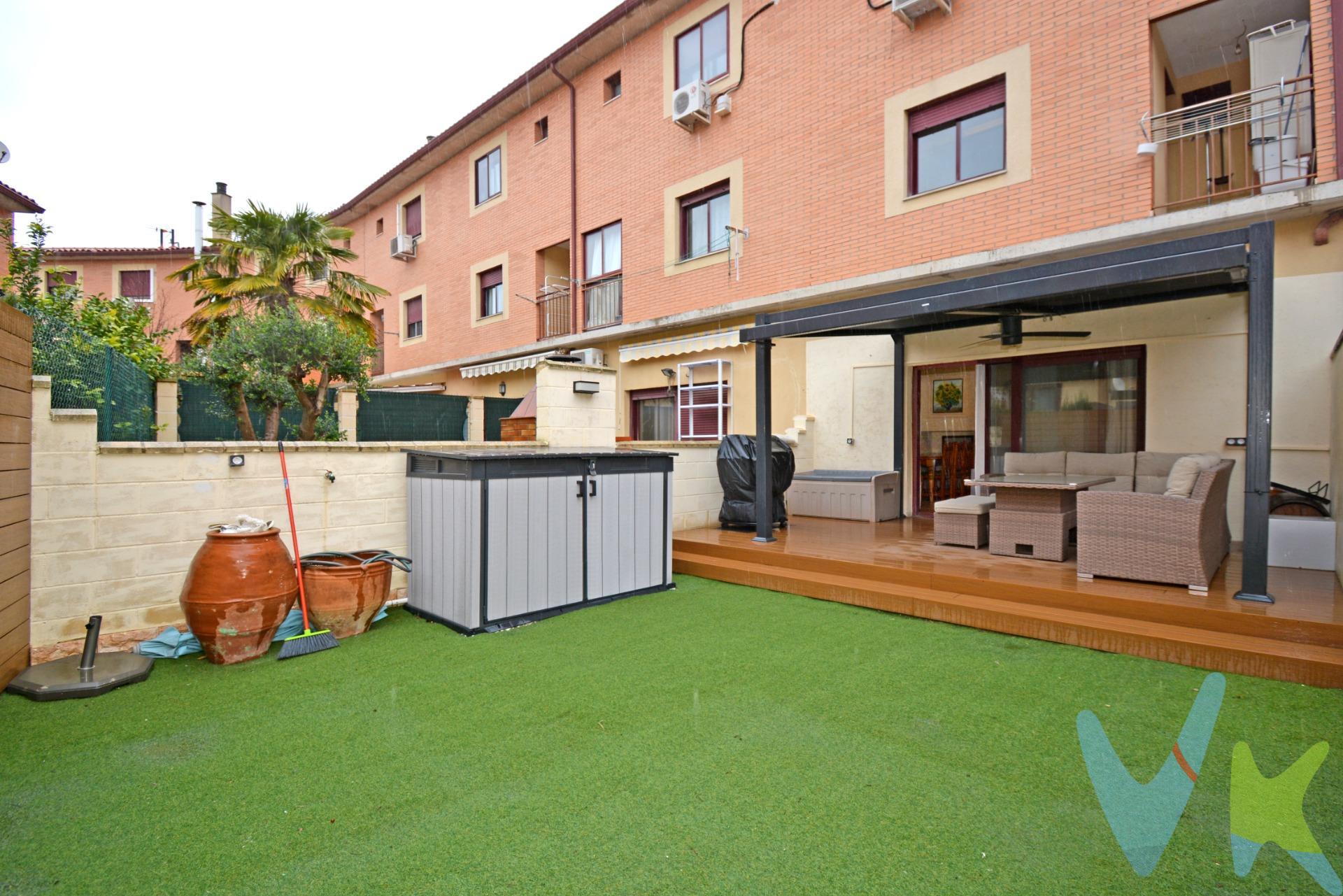 ADOSADO DE 165 M² CON  PLACAS SOLARES, JARDÍN, BODEGA Y GARAJE EN LA PUEBLA DE ALFINDEN. Adosado construido en 2.004, listo para entrar a vivir, equipada con placas solares y batería Tesla Powerwall, que permite almacenar la energía generada durante el día para su uso nocturno, reduciendo significativamente el consumo de red y aumentando la eficiencia energética del hogar. Consta de 145 m² útiles de vivienda, distribuidos en 3 plantas con garaje, jardín de 46 m² con porche y cuidado hasta el ultimo detalle, tiene acceso desde la bodega que está planta calle. . Distribución:.  -Planta calle: Distribuida en una bodega con chimenea de cassette, garaje y jardín de 46m² con porche.  .  -Primera planta : Consta de un hall distribuidor que da acceso al salón-comedor, cocina equipada independiente que tiene un balcón de desahogo y aseo. .  - Segunda planta: Consta de otro hall que da acceso a 3 dormitorios y baño completo, dormitorio principal con vestidor.  . Cuenta con calefacción y agua caliente a gas con termostato independiente en cada planta. Aire acondicionado inverter por splits en casa estancia. Suelos de baldosa, puertas de madera y ventanas correderas de aluminio-climalit con mosquiteras. Al tener placas solares,  está exento de pagar IBI. Garaje con puerta con motor eléctrico con apertura por app y punto de carga para coche eléctrico.  Ubicado en zona tranquila, inmueble luminoso con orientación Este- Oeste.  . ¡¡ Llámenos para concertar visita, le encantará !!. No te pierdas el tour 360º y el reportaje fotográfico que hemos preparado para ti.  . ESTUDIO DE FINANCIACIÓN COMPLETAMENTE GRATUITO Y SIN COMPROMISO. BUSCAMOS SOLUCIONES🏡,. ENCONTRAMOS HOGARES💙. IMPORTANTE: El precio no incluye impuestos, gastos de notaría, registro ni honorarios de intermediación. Este anuncio tiene carácter informativo y no es contractual. Puede estar sujeto a errores o modificaciones. 