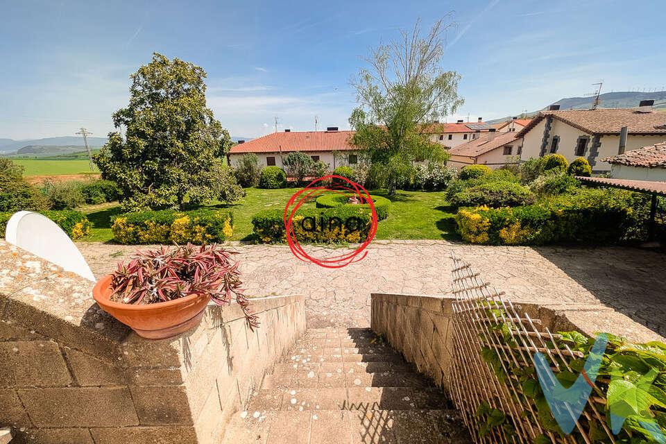 






¡SE VENDE CHALET INDEPENDIENTE EN PARCELA URBANA de 1.167 m² con 516 m² EDIFICABLES y posibilidad de construir otra vivienda!.
En la tranquila y encantadora localidad de Undiano, en plena Cendea de Cizur, se presenta esta magnífica vivienda independiente en parcela Urbana de 1.167 m2 con 516 m² libres y posibilidad de construir otra edificación, es decir, existe opción de levantar una segunda vivienda, anexa o independiente de la actual. Se trata de una propiedad única que combina amplitud, confort y un entorno natural privilegiado. Situada a tan solo 10 minutos de Zizur Mayor, donde se dispone de todos los servicios, esta ubicación ofrece el equilibrio perfecto entre la cercanía urbana y la tranquilidad absoluta, en un entorno silencioso, bien comunicado y rodeado de naturaleza. El propio concejo cuenta además con piscina y frontón municipal, lo que refuerza su atractivo como lugar de residencia.
La vivienda, distribuida en tres plantas (sótano, planta baja y primera), ha sido concebida para ofrecer espacios amplios, funcionales y llenos de luz. En la planta baja se encuentra un elegante salón de 33 m² con chimenea y suelo recientemente renovado, que aporta calidez y carácter al conjunto, junto a una moderna cocina totalmente equipada de 22,5 m², ideal tanto para el día a día como para disfrutar en compañía. Esta planta se completa con una habitación de 11 m², un aseo de cortesía y un cuidado porche de 15,5 m² con techo bajado y aislamiento, desde el que se accede a una espectacular terraza de 38 m² —también conectada con el salón— y al jardín privado, creando un espacio perfecto para el descanso y la vida al aire libre.
La planta primera alberga la zona de descanso, compuesta por 5 dormitorios de generosas dimensiones: 2 de 14,5 m² con armarios empotrados, 2 de 12,5 m² y 1 de 13 m², además de 2 baños completos con bañera, pensados para ofrecer comodidad y funcionalidad a toda la familia.
En la planta sótano se encuentra uno de los espacios más singulares de la vivienda: un amplio txoko de 55 m² con estufa de pellets, ideal para reuniones y celebraciones, que cuenta con aislamiento mediante lana de roca en techo y pared, garantizando un excelente confort térmico. Esta planta dispone también de un aseo independiente y un garaje cerrado de 37 m².
La propiedad incorpora además mejoras que incrementan su eficiencia y calidad de vida, como la instalación de placas solares, aislamiento adicional en techos —incluida la zona de terraza— y sistema de calefacción y agua caliente mediante caldera de gasoil, así como espacios adicionales tipo estudio que aportan versatilidad para teletrabajo u otros usos.
Uno de los grandes valores de este chalet es su parcela urbana de 1.167 m², un aspecto especialmente destacable, ya que ofrece la posibilidad de disponer de aproximadamente 516 m² adicionales edificables, abriendo la puerta a futuras ampliaciones o nuevos proyectos (previa consulta con el Ayuntamiento de la Cendea).
En definitiva, se trata de una propiedad exclusiva que ofrece un estilo de vida privilegiado, combinando privacidad, naturaleza y amplitud, en un entorno único y perfectamente conectado. Un hogar con carácter y múltiples posibilidades, ideal para quienes buscan algo más que una vivienda.





INFORMACIÓN LEGAL A TENER EN CUENTA:
ℹ️ Los datos y superficies indicados son aproximados y tienen carácter meramente informativo, sin valor contractual.
El precio de venta no incluye impuestos ni gastos derivados de la transmisión. La compra conlleva impuestos y gastos de formalización para el comprador:

Impuesto I.T.P. (Impuesto de Transmisiones Patrimoniales 6% (Consultar condiciones concretas según circunstancias personales o régimen fiscal aplicable) 
Gastos de Notaría y Registro aproximadamente 1,5%, 
Gastos financieros si se contrata hipoteca.

Los honorarios de intermediación inmobiliaria corren a cargo del vendedor 
¡NO COBRAMOS HONORARIOS AL COMPRADOR!


 




 