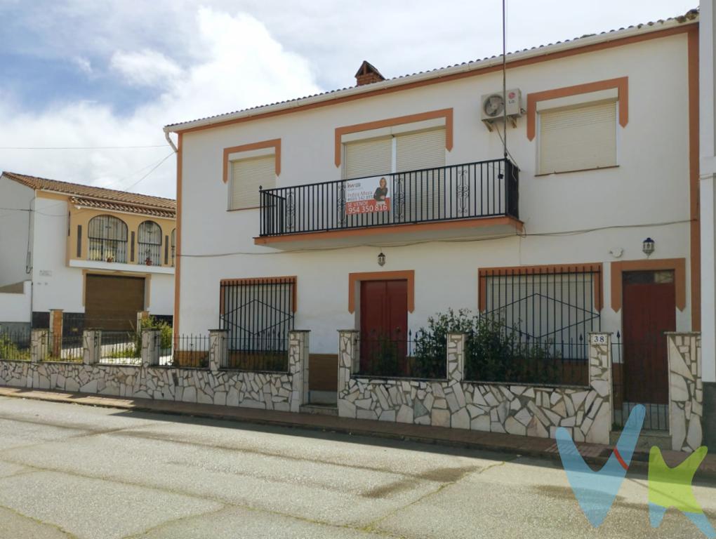 Si estás buscando una propiedad con posibilidades reales de convertirse en tu hogar ideal y al mismo tiempo en una excelente inversión, esta casa en Monesterio es la oportunidad perfecta.

La vivienda
•	Superficie construida: 156 m² en planta alta + 156 m² en planta baja.
•	Parcela total: 448 m².
•	En la primera planta encontrarás 5 habitaciones, 2 baños completos, un amplio salón comedor, cocina, zona de lavandería y un cuarto trastero.
•	En la planta baja, un gran salón diáfano con baño —ideal para montar un negocio, alquilarlo para eventos, crear un espacio de coworking o incluso transformarlo en una segunda vivienda independiente.
🔹 El potencial
Pocas casas en Monesterio ofrecen dos plantas con usos tan versátiles. Esta propiedad puede adaptarse a familias que buscan amplitud, a emprendedores que quieran unir vivienda y negocio en el mismo espacio, o a inversores que busquen rentabilidad a través del alquiler múltiple.
🔹 La ubicación: Monesterio
Vivir en Monesterio significa disfrutar de:
•	Gastronomía reconocida internacionalmente, con el Jamón Ibérico de Bellota como emblema.
•	Entorno natural privilegiado, a las puertas de Sierra Morena y con rutas de senderismo como la Vía de la Plata.
•	Tradición y calidad de vida, en un pueblo acogedor, económico y bien conectado con Sevilla, Mérida y Badajoz.
•	Potencial turístico gracias a su cultura, festividades y la creciente demanda rural.

Precio de venta: 176.000€
Un valor más que justificado por sus dimensiones, la amplitud de su terreno y, sobre todo, el potencial de uso y rentabilidad que ofrece esta casa en esquina. Una inversión inteligente para quienes buscan espacio, versatilidad y futuro.

Monesterio – Badajoz
Tu próximo hogar o tu próxima gran inversión está aquí.

¿Es español o extranjero y necesita financiación para poder comprarla? Le ayudamos a conseguirla con las mejores condiciones del mercado. 

¿Busca una casa de campo pero su estilo es otro? Contacte con nosotros, seguro que tenemos la casa de tus sueños en Huelva, Sevilla, Cádiz y el resto de Andalucía. 

Tenemos más de 20 años ayudando a personas a comprar o vender sus propiedades. 

Informamos a nuestros clientes que el precio de venta no incluye lo siguiente: Honorarios de la agencia inmobiliaria, impuestos (el Impuesto de Transmisiones Patrimoniales, IVA o AJD, en su caso), otros gastos de la compraventa (gastos de registro de la Propiedad, Notaría, gestión ni de posible financiación). Documento DIA a disposición del consumidor según Decreto 218/2005 Junta de Andalucía. IMG
