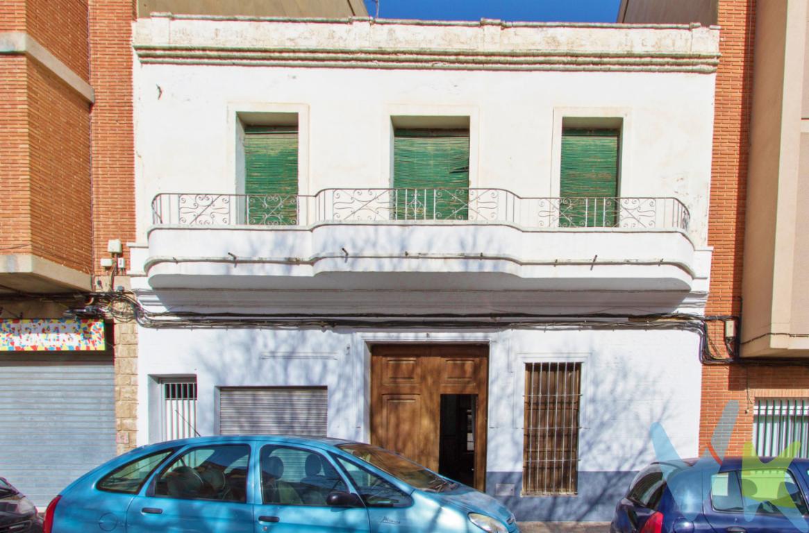 Casa de pueblo con gran patio y fachada suficiente para puerta de garaje, en la mejor ubicación de Torrent, muy cerca de la iglesia arciprestal    La imaginación es una herramienta muy poderosa. Pero cuando hablamos de viviendas y reformas, el espacio en sí es tan importante como la imaginación. Hay lugares que son facilitadores de ideas, esos que con sólo mirarlos te vienen a la cabeza miles de posibilidades. Esta vivienda es un claro ejemplo. Con esa mezcla de estilos, techos altos y ese patio, es el escenario ideal para dar rienda suelta a la imaginación y para llevar a cabo una fantástica transformación, dando lugar a un hogar especial, único y personal  200m² de vivienda en la calle San Juan de Ribera, con gran patio y una edificación anexa para poder darle cualquier uso.  Su magnífica ubicación hará que estés a un paso de todos los servicios, metro, mercado, ayuntamiento, colegios, supermercados y de la Avenida al Vedat, centro neurálgico de Torrent con comercios, bancos,.... Todo a tu alcance y como tú quieres.   Adquirir un trozo de suelo de Torrent, en esta zona, de este tamaño y condiciones, siempre es buena idea y magnífica inversión  Llámanos, te acompañaremos en todo el proceso de compra    Agencia Registrada con el nº00516 en el Registro Obligatorio de Agentes Inmobiliarios de la Comunidad Valenciana  Por mandato expreso del propietario, COMERCIALIZAMOS ESTE INMUEBLE EN EXCLUSIVA, lo que le garantiza el acceso a toda la información, a un servicio de calidad, un trato fácil, sencillo y sin interferencias de terceros. Por este motivo, se ruega NO MOLESTAR AL PROPIETARIO, a los ocupantes de la propiedad o a los vecinos. Muchas gracias por su comprensión.   La oferta está sujeta a cambios de precio o retirada del mercado sin previo aviso. Este anuncio en su conjunto, incluyendo textos, fotos, imágenes o cualquier otro contenido de este, no es vinculante dado que la información es ofrecida por terceros y puede contener errores. Se muestra a título informativo y no contractual.  El precio anunciado NO INCLUYE los impuestos, ni los gastos como, Notario, Registro de la Propiedad, ni los honorarios de la agencia inmobiliaria.  Esta propiedad se pone a la venta con toda la documentación comprobada y en regla, por lo que ofrecemos GARANTIAS a los compradores.  Si tienes que vender antes tu vivienda, llámanos y te asesoramos cómo hacerlo para además tener los mínimos gastos posibles y todas las garantías.      