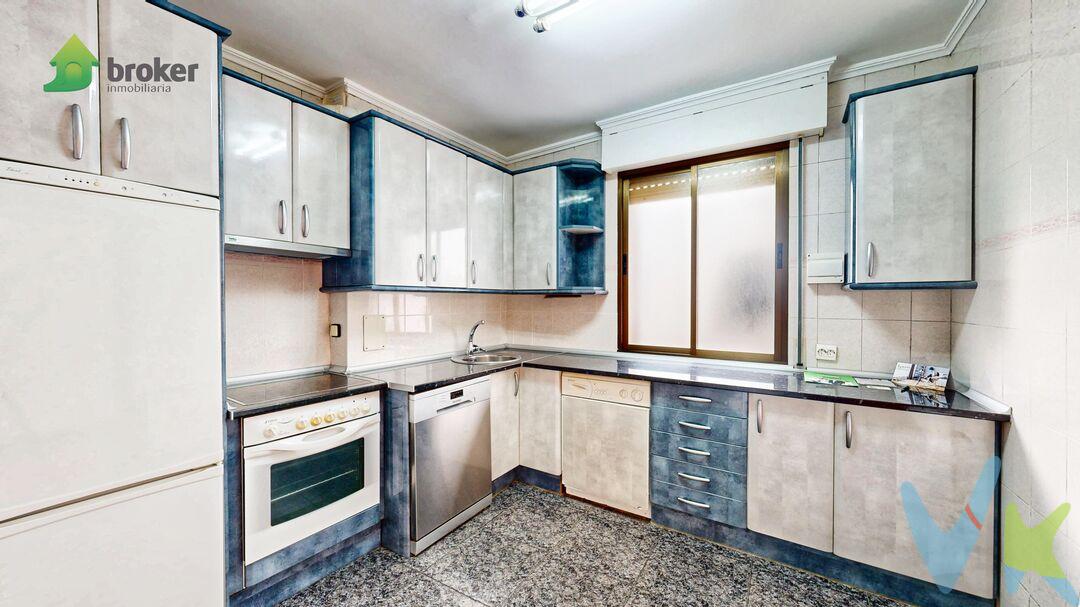 INMOBILIARIA BROKER presenta en EXCLUSIVA este piso con mucho potencial para convertirse en tu hogar ideal. Ubicado en la calle FRANCISCO GÓMEZ es una zona tranquila, con una inmejorable orientación y excelente luminosidad, con todos los servicios a mano.
Te presentamos este luminoso y acogedor piso ubicado a escasos minutos del Parque de los Hermanos y de San Vicente. Se trata de una vivienda con muy buena altura y VISTAS DESPEJADAS, con muy buena luz natural durante gran parte del día.Características del inmueble:
- Superficie: 3 habitaciones amplias, despensa, cocina de muy buen tamaño, baño con ventana, hall y salón con mucha luz natural.- Distribución: La vivienda no pierde prácticamente metros, lo que maximiza el espacio en cada estancia.- Estado: Se han hecho mejoras, ofrece un gran potencial para personalizarlo a tu gusto, cuenta con calefacción eléctrica. - Accesibilidad: El edificio dispone de ascenso de buen tamaño.
Se ha pasado la ITE (Inspección técnica de edificios)
Este piso es perfecto para quienes buscan un proyecto para crear su hogar ideal en una ubicación estratégica. ¡No dejes pasar esta oportunidad!
Para más información o para concertar una visita, no dudes en contactarnos en GERNIKAKO ARBOLA 38 o llámanos y organizamos una visita.
TENEMOS LLAVES.
Usamos tecnología 3D, para que puedas ver la vivienda con total realidad. Así, en la visita todo será más fácil a la hora de tomar decisiones.
Gastos de gestión del 3.500 € (+IVA) a cargo del comprador, no incluidos en el precio.
Colegiado API 584. Trabaja con verdaderos profesionales.
 
 