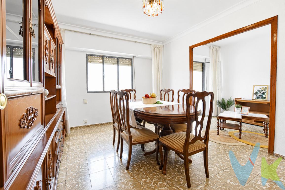 A solo 1 minuto andando de la estación de metro y a 15 minutos de Valencia, esta vivienda destaca por su excelente ubicación, su distribución funcional y su agradable ventilación natural gracias a la doble orientación Este-Oeste. Una opción ideal para quienes buscan comodidad, buena conexión con la ciudad y una vivienda con espacios amplios para el día a día, en una de las zonas más prácticas de Rafelbunyol. Situada en una tercera planta sin ascensor y con 76 m² construidos, la vivienda se distribuye en 3 dormitorios, salón-comedor con acceso al balcón, cocina independiente con galería y un baño reformado. Se encuentra en buen estado de conservación, recién pintada y con la instalación eléctrica renovada, por lo que podrás entrar a vivir desde el primer día o actualizarla poco a poco a tu gusto. Además, dispone de un balcón exterior y acceso a una galería, un valor añadido que aporta desahogo y funcionalidad, ideal para disfrutar del aire libre, relajarse unos minutos o contar con un espacio exterior de apoyo en el día a día. Desde el balcón se disfrutan vistas despejadas al campanario de Rafelbunyol, un detalle con encanto que aporta amplitud visual y una agradable sensación de desahogo. La zona cuenta con todos los servicios a un paso: supermercados y comercios a menos de 3 minutos, centro de salud a 5 minutos y colegios a unos 15 minutos andando, lo que la convierte en una opción muy cómoda tanto para familias como para quienes buscan una vivienda práctica y bien comunicada. Ideal como vivienda habitual o como inversión, gracias a su buena distribución, su ventilación natural y la alta demanda de inmuebles bien ubicados en lHorta Nord. No dejes pasar esta oportunidad. Solicita más información y reserva tu visita hoy mismo. ¿Quieres enterarte en primicia de nuestros inmuebles en alquiler y venta? En VIVEKU.ES los publicamos con unos días de antelación.Contamos con 30 años de experiencia acreditada y nuestro objetivo es garantizarle un servicio de compra humano, ético, de calidad, fácil y seguro. Nuestro equipo lo integran agentes con la titulación AIR (Agente Inmobiliario Registrado) y Agentes Certificadores de la categoría Premium en certificación de inmuebles y debidamente registrados en el Registro de Agentes de Intermediación de la CV (RAICV 0743). Consulte en nuestras reseñas de Google lo que opinan los clientes que ya han trabajado con nosotros.El precio del inmueble no incluye los honorarios de la agencia que ascienden al 3% del precio final del inmueble más el 21% de IVA, ni los gastos de notaría y registro de la propiedad (que están sujetos a aranceles y varían dependiendo del precio de escrituración), ni los impuestos (que en la Comunidad Valenciana varían dependiendo del precio del inmueble y de las características personales del comprador).