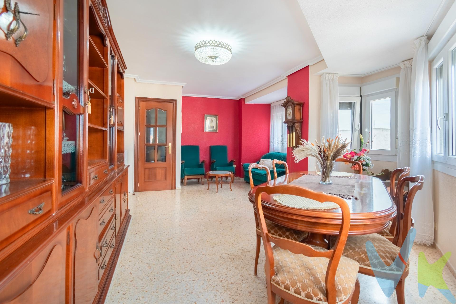 Esta vivienda se encuentra en el octavo piso de un edificio situado en el número 6 de Camino La Plana, en Castellón. Con una distribución optimizada, la propiedad consta de 3 dormitorios y un baño completo, ideal para una familia o para quienes buscan un hogar cómodo y funcional. Al entrar en la vivienda, te recibe un pequeño vestíbulo que inmediatamente da paso a un salón-comedor amplio y luminoso. Gracias a su posición elevada en el edificio, te ofrece una buena entrada de luz natural. El salón está diseñado para maximizar el confort, con espacio suficiente para una zona de estar y otra de comedor. La cocina ha sido reformada y dispone de una encimera amplia que permite un área cómoda de preparación. Los tres dormitorios son de buen tamaño, dos de ellos podrían usarse como habitaciones dobles y el tercero es ideal como habitación individual o despacho. Los tres dormitorios tienen armarios empotrados y toda la vivienda posee ventanas oscilobatientes que tienen un funcionamiento muy sencillo, cómodo y seguro,  que permiten una buena ventilación. El edificio cuenta con ascensor, facilitando el acceso al piso. Además, por estar en una planta alta, la vivienda ofrece vistas despejadas hacia la ciudad y una mayor tranquilidad al estar alejada del ruido de la calle. La ubicación en Camino La Plana proporciona acceso cercano a servicios como supermercados, colegios y transporte público, haciendo más fácil la vida diaria en esta zona de Castellón de la Plana. ¡¡Es el momento de llamar!!.  Esta vivienda te está esperando.  Es VPO ,el comprador debe reunir un mínimo de requisitos.