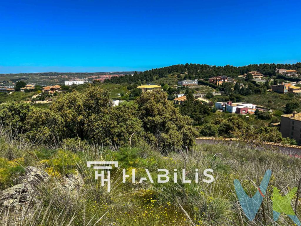 HABILIS Consulting Inmobiliario vende espectacular parcela urbana de 2.700 metros cuadrados en la prestigiosa Urbanización San Bernardo, una de las zonas residenciales más tranquilas y exclusivas de Toledo.Ubicada en un entorno privilegiado, la parcela ofrece vistas despejadas, máxima privacidad y un entorno natural ideal para construir una vivienda única, con amplios espacios exteriores y todas las comodidades.La urbanización cuenta con acceso privado y excelente comunicación con el centro de Toledo, a pocos minutos de todos los servicios esenciales.Una oportunidad excepcional para vivir con calidad, tranquilidad y exclusividad en una de las mejores zonas de la ciudad.📞 Consulta más información o agenda tu visita.Te esperamos en nuestras oficinas en Calle Diputación Nº 7 de Toledo o en el teléfono 624 260 263 Nuestro departamento financiero te asesorará gratuitamente de la mejor financiación a tu medida para TU nuevo HOGAR.#HazloMásPráctico