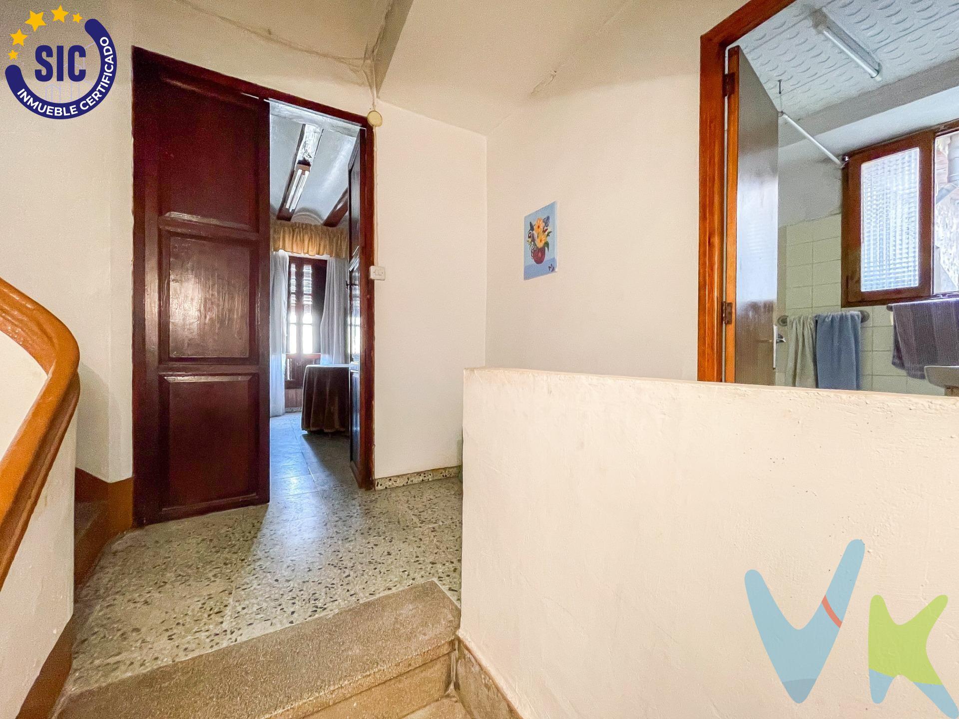 La casa se encuentra en el corazón de Bocairent, un pintoresco pueblo lleno de historia y encanto. Esta antigua propiedad está situada a tan solo unos pasos de la plaza principal y rodeada de todos los servicios esenciales, lo que la convierte en una joya escondida en una ubicación privilegiada. La casa tiene el carácter único de las viviendas tradicionales de la zona, con muros de piedra y detalles arquitectónicos que cuentan historias de épocas pasadas. Aunque es evidente que requiere una renovación, esta propiedad ofrece un lienzo perfecto para aquellos con visión y deseo de crear un hogar especial en un entorno lleno de vida. El techo de la casa ya ha sido parcialmente renovado, asegurando que una parte de la estructura esté protegida y lista para recibir a sus nuevos propietarios. Sin embargo, otra sección del techo conserva su antigüedad, lo que permite a los futuros propietarios personalizarla a su gusto, manteniendo el carácter rústico o incorporando materiales modernos que se integren con el entorno histórico. Uno de los mayores atractivos de esta casa es su gran potencial para realizar mejoras que maximicen su valor. Por ejemplo, se puede aprovechar la estructura existente para construir una terraza en la parte superior, desde la cual se disfrutarían vistas espectaculares del pueblo y del paisaje montañoso que lo rodea. Esta terraza se convertiría en un lugar ideal para relajarse, disfrutar del aire fresco y de las impresionantes vistas. Además, la casa cuenta con espacio suficiente en la planta baja para habilitar una plaza de garaje, una característica muy valorada en el centro histórico donde el estacionamiento puede ser un desafío. Esta adición no solo aumentaría el valor de la propiedad, sino que también proporcionaría una comodidad inigualable para los residentes. En resumen, esta casa antigua, con su ubicación céntrica y su potencial de mejoras, es una oportunidad única para crear un hogar encantador que combine la historia y la modernidad en un entorno privilegiado. Con un poco de inversión y creatividad, esta propiedad puede transformarse en una residencia de ensueño en el corazón de Bocairent. La descripción del presente inmueble e imágenes tienen mero carácter informativo y en ningún caso carácter contractual, pudiendo ser modificados por la inmobiliaria comercializadora sin que ello implique responsabilidad alguna frente a terceros. En el precio de venta a público, esta propiedad NO incluye los gastos de adquisición (Notario, registro, gestión, honorarios, etc…). 