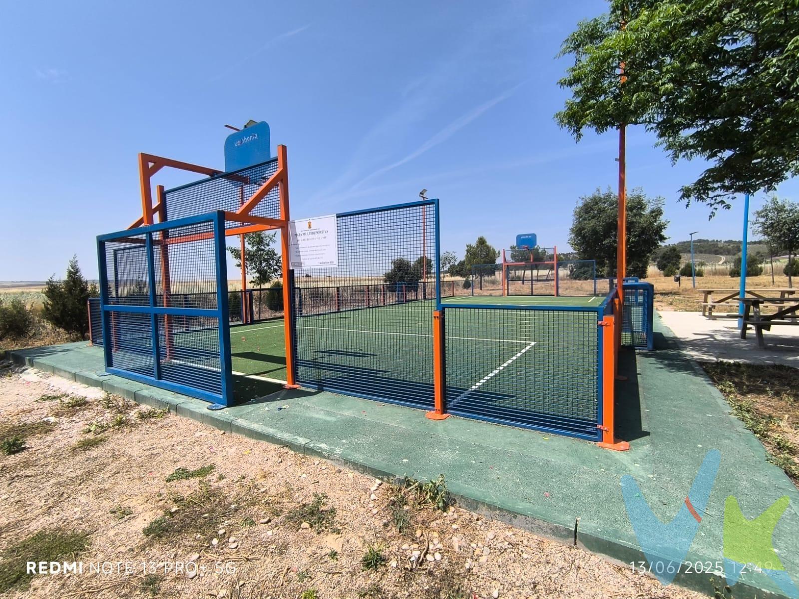 Ubicado en un entorno privilegiado, este chalet en Fuentidueña de Tajo ofrece la combinación perfecta entre tranquilidad, naturaleza y potencial. Más que una propiedad, es una oportunidad para diseñar un hogar único, adaptado a tus sueños y necesidades. 🏡 Características principales:. •	Planta baja completamente adaptada: 3 habitaciones, salón-comedor con acceso directo a la parcela, cocina y 2 baños (uno en suite). Diseñado con pasillos más amplios para mayor accesibilidad. •	Ventanas de alta calidad: climalit de doble acristalamiento con rotura de puente térmico y sistema oscilobatiente. •	Confort todo el año: aire acondicionado. •	Primera planta con buhardilla: un gran espacio polivalente con acceso a una soleada terraza solárium con magníficas vistas. Ideal como estudio, zona de juego, despacho o almacenamiento. 🛠 Vivienda para terminar a tu gusto:. El interior de la vivienda está pendiente de acabados (suelos, pintura, puertas, cocina y sanitarios), lo que te permite personalizarla completamente. ¿Te gustaría instalar aerotermia? ¡Este es el momento perfecto para hacerlo!. ➡️ Podemos entregarte un presupuesto profesional completo para finalizar la obra, ajustado a tus preferencias y necesidades. 🌳 Ubicación perfecta:. Situado en Fuentidueña de Tajo (Madrid), en una zona tranquila, segura y rodeada de naturaleza, ideal para quienes valoran la calidad de vida:. •	Parques infantiles, colegios, supermercados y transporte. •	Un entorno perfecto para amantes del deporte al aire libre, las mascotas y quienes desean criar a sus hijos lejos del estrés urbano. •	A solo 45 minutos de Madrid, perfecta como vivienda habitual o segunda residencia. 💰 Precio muy competitivo. Esta propiedad ofrece una relación calidad-precio inmejorable en el mercado actual. Es una inversión inteligente para quienes buscan calidad de vida y futuro. 📞 Contacta con nosotros para más información o agendar una visita. Descubre el lugar donde construirás tu próxima historia. 💼 Impuestos y gastos NO INCLUIDOS: ITP, IVA, IAJD, Notaría, Registro, Gestoría, Tasación, etc. . 🏦 ¿Necesitas ayuda con tu hipoteca? Te ofrecemos un estudio financiero gratuito. ¡Estamos para ayudarte!. 