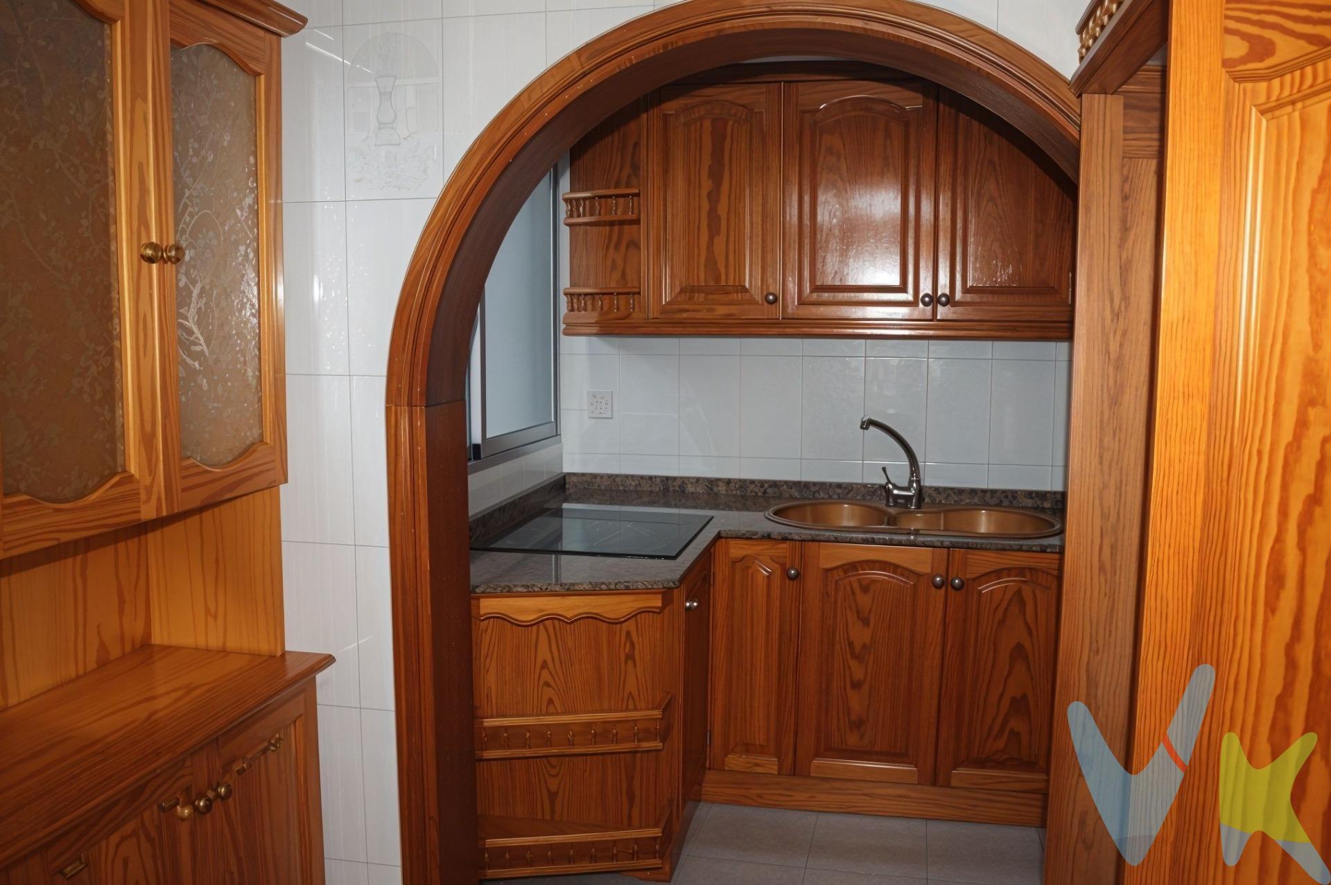 Este piso ubicado en la zona de Las Huesas, Telde, cuenta con una superficie de 81 m² y consta de cuatro habitaciones (una doble y tres sencillas), lo que proporciona un amplio espacio para la familia. La propiedad dispone además de una cocina independiente amueblada y equipada con placa vitrocerámica; un espacioso salón al que se accede a través de un distribuidor; así como un baño completo con plato de ducha. Aunque el inmueble está listo para entrar a vivir, debido a su antigüedad podría beneficiarse de modernizaciones estéticas o funcionales según los gustos del nuevo propietario. La ubicación es excelente: cerca de la autopista lo que permite fácil acceso tanto hacia el sur como dirección a Las Palmas. Además, se encuentra rodeada por servicios esenciales tales como supermercados, colegios , guarderias  y farmacias entre otros comercios locales necesarios diariamente. No pierdas esta ocasión única si estás buscando tu próximo hogar  en una zona tranquila pero bien comunicada. Nota: En el precio no incluye los gastos de impuestos y demás gastos que legalmente correspondan al comprador del inmueble, sujeto a ITP del 6,5%, con caracter general ; existen excepciones según normativa aplicable. Base imponible: el mayor valor  entre 1) el precio de venta 2) valor de referencia catastral. Gastos Notaría y Registro  entre 1600€ y 1800€ aproximadamente según aranceles. Financiación: gastos de hipoteca, tasación y gastos bancarios a cargo del comprador y según su necesidad y elección. Servicio de intermediación y honorarios de inmobiliaria a cargo del vendedor. Operación y condiciones de compraventa sujeta a aceptación expresa del vendedor. Para acceder a la información y documentación legalmente exigible por el consumidor contacten con nosotros. El presente anuncio tiene carácter meramente informativo; la información suministrada se corresponde con la disponible a la fecha de publicación, pudiendo variar en función de las circunstancias o actualizaciones legales, contractuales o fiscales. 