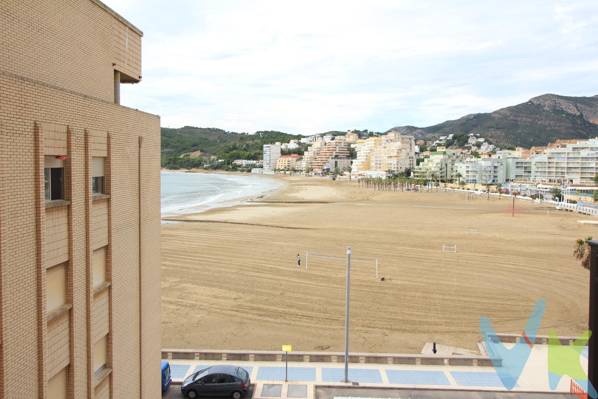 Bonito apartamento con vistas a la playa de La Concha con dos terrazas una de 6.22m y otra 5.24m. Distribuido en hall, comedor-salón con salida a una de las terrazas con vistas a la playa, cocina independiente totalmente equipada, 1 habitación principal con salida a otra terraza para disfrutar de sus vistas nada más despertarte y equipada con armario empotrado, 1 habitación doble y un baño completo con ducha.  Disfruta de todos los servicios de los que dispone: tiendas, cafeterías, farmacias, restaurantes.. !!!!VEN A VISITARME!!!!!. 