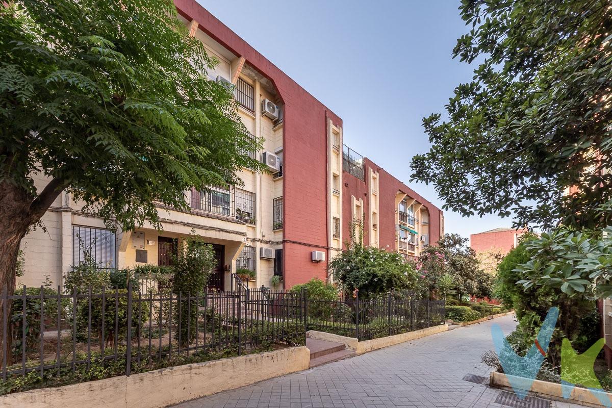 ESPACIO, CONFORT Y POSIBILIDADES EN UNA VIVIENDA LISTA PARA ENTRAR A VIVIR. ¿Buscas una vivienda amplia, bien conservada y con posibilidades de adaptarla a tus necesidades? Esta puede ser la oportunidad que estabas esperando. Piso de 89,59 m², situado en primera planta, con una distribución cómoda y espacios generosos. La vivienda dispone actualmente de 2 dormitorios, con posibilidad de crear un tercer dormitorio, ofreciendo diferentes opciones para familias, despacho, zona de estudio o invitados. Destaca su amplio salón, con posibilidad de incorporar la sala de estar y conseguir un espacio todavía más amplio y acogedor. Cuenta además con terraza cerrada, un espacio práctico y versátil para disfrutarlo durante todo el año. La cocina se encuentra en excelente estado y se queda amueblada. La vivienda presenta un buen estado general y está lista para entrar a vivir, sin necesidad de realizar reformas importantes. Se vende sin el resto de muebles, permitiéndote decorarla completamente a tu gusto desde el primer día. Dispone de calefacción por gas natural para mayor confort. Una vivienda que destaca por su amplitud, comodidad y posibilidades de distribución, perfecta para quienes buscan una casa en buen estado y entrar a vivir desde el primer día. Anímate a visitarla y descubre todo lo que esta vivienda puede ofrecerte. Ref. N389. * El PVP indicado no incluye impuestos, gastos de Escritura ni honorarios de agencia. * Las superficies expresadas en esta página tienen carácter descriptivo y son aproximadas. * Los precios pueden ser susceptibles de modificación sin previo aviso. * Muebles NO incluidos en el precio. . 