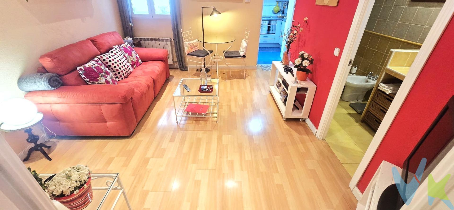 Presentamos un estupendo piso en la prestigiosa calle Monteleon, ubicada en el corazón de Malasaña. Este inmueble se encuentra en una de las zonas más tranquilas del barrio, ideal para quienes buscan disfrutar de la vibrante vida cultural y social que ofrece esta emblemática zona madrileña. La propiedad cuenta con un amplio salón luminoso y un dormitorio espacioso que anteriormente eran  dos habitaciones; este espacio ha sido optimizado para incluir un gran armario vestidor. Además, dispone de baño completo equipado con plato de ducha y cocina independiente totalmente funcional. A pesar de ser interior, el apartamento tiene una excelente entrada natural de luz gracias a su disposición arquitectónica inteligente y techos altos que aportan sensación de amplitud. Calefaccion y agua caliente individual por Gas ,bomba de frio y calor en salon . La finca es tranquila y está rodeada por todos los servicios necesarios como supermercados, restaurantes y transporte público cercano (líneas L1,L2,L4yL10), lo cual facilita moverse por toda la ciudad sin inconvenientes.