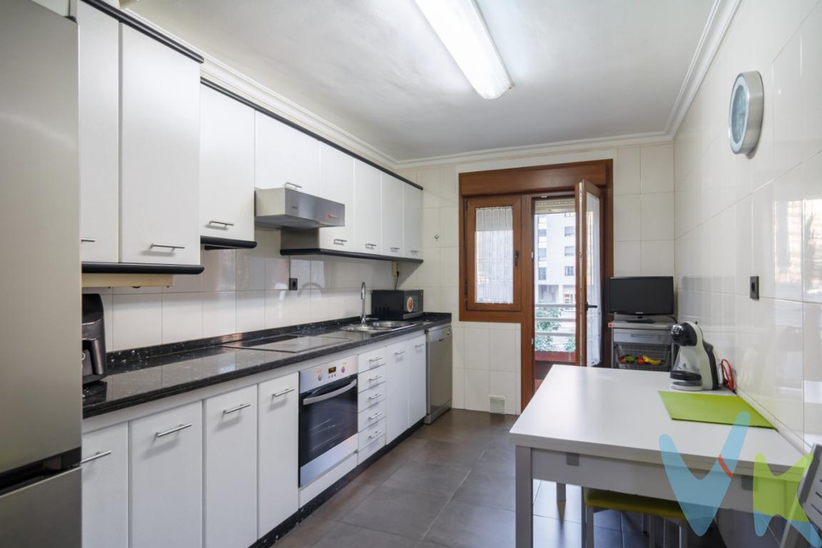 En la zona alta de La Florida, ponemos a la venta esta magnífica vivienda de 97 m2 construidos, con un espacio óptimo de 83m2 útiles, la distribución de la vivienda está pensada para sacar el máximo partido a cada rincón, logrando espacios funcionales y cómodos.Se compone de 3 amplios dormitorios dobles, salón-comedor, dos baños y una amplia y luminosa cocina desde la que se accede a una agradable TERRAZA, ideal para disfrutar de un desayuno al sol, o de un momento de relax al aire libre.Las estancias cuentan con grandes ventanales que permiten la entrada abundante de luz natural. Cabe señalar que todas las ventanas son nuevas de PVC con doble cristal y rotura de puente térmico que ofrecen mayor confort y eficiencia energética.Ideal para familias o aquellos que desean disfrutar de un espacio adicional adaptado a sus necesidades. Situado en la planta 02 del edificio, este piso no solo asegura comodidad sino también fácil acceso gracias a su ascensor. Dispone de servicios individuales de Gas Natural. La construcción, realizada en 1990, todavía conserva su robustez y elegancia, garantizando una estructura confiable y de calidad.Este piso también ofrece el añadido de un garaje privado, proporcionando un espacio seguro para su vehículo y desempeñando un valioso papel para aquellos que valoran la movilidad y la seguridad. Además, incluye un amplio trastero en bajo cubierta.La zona goza de todos los servicios necesarios a su alcance: supermercados, entidades bancarias, colegios y centros de salud se encuentran a sólo unos minutos, facilitando la vida cotidiana sin la necesidad de largos desplazamientos. A su vez, el entorno ofrece áreas verdes y espacios recreativos perfectos para disfrutar de actividades al aire libre y fomentar el bienestar.La conectividad de este inmueble es excepcional, dado que cuenta con paradas de autobús cercanas que facilitan el desplazamiento por Oviedo y sus alrededores, así como una estación de tren que conecta de manera eficaz con otras localidades.Esta excelente propiedad es una oportunidad para disfrutar de una vida cómoda y accesible en una de las áreas más demandadas de la ciudad. PRECIO DE VENTA SIN GASTOS NI IMPUESTOS INCLUIDOS: El precio de venta no incluye gastos de notaría, registro de la propiedad, gestoría, ni el Impuesto de Transmisiones Patrimoniales (ITP) o el IVA/AJD. HONORARIOS: El precio de venta no incluye los honorarios que se devengan a cargo del cliente comprador por la prestación de servicios de asesoramiento y gestión. El importe asciende al 2%, con un minimo de 2.000 EUR, del Precio de Venta (IVA no incluido). Dichos honorarios deberán ser abonados a la firma de la escritura pública.