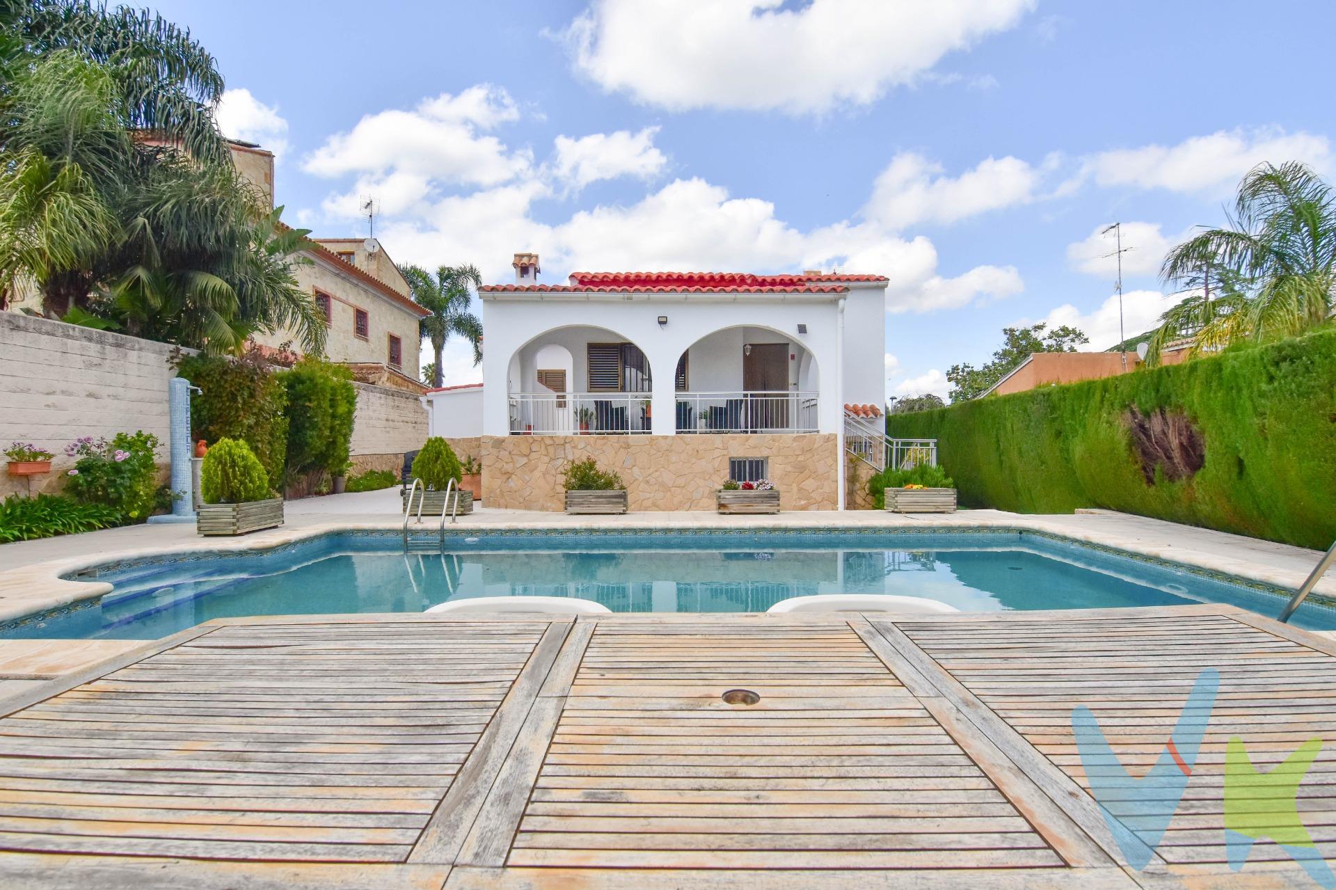 ¿Buscas un chalet impecable a precio de piso en la ciudad? Deja de buscar. En la urbanización de Benifaió, donde la calidad de vida es real y no un eslogan, ha salido a la venta esta oportunidad técnica y económicamente imbatible. ​. ​Estado: Excelente conservación (listo para entrar a vivir, sin reformas). ​Distribución: Amplio programa de habitaciones y baños (ideal para familias grandes o teletrabajo). ​Privacidad: Parcela propia con piscina privada. ​Servicios Urbanización: Club social, restaurante propio, piscinas comunitarias y zonas deportivas (tenis/pádel). ​Ubicación: Conexión exprés con Valencia centro (cuestión de minutos por autovía o tren). ​POR QUÉ ES UNA OPORTUNIDAD?. No es solo una casa, es un activo. Su precio espectacular lo sitúa por debajo de la media de la zona para viviendas de este estado. Perfecto como primera residencia por su cercanía a la capital o como inversión de alta demanda para segunda residencia. ​📋 LO QUE DEBES SABER:. ​✅ Listo para entrar: Cero inversión adicional en mantenimiento. ​✅ Equipamiento: Aire libre, deporte y restauración sin salir de la urbanización. ​✅ Precio: Sin competencia en el mercado actual de Benifaió. ​. No vendemos metros cuadrados, vendemos una oportunidad financiera y de vida. Las visitas empiezan esta semana. Nota: Agencia Registrada con el Nº 1395 en el Registro Obligatorio de Agentes Inmobiliarios de la Comunitat Valenciana, consultable en la web de la Generalitat Valenciana. La oferta está sujeta a cambios de precio o retirada del mercado sin previo aviso. La información contenida en el presente anuncio se facilita a título meramente informativo y no contractual, los datos, descripciones, superficies, imágenes y cualquier otro contenido del mismo pueden estar sujetos a errores u omisiones al ser facilitados por terceros. El precio de venta publicado no incluye los honorarios de intermediación inmobiliaria, ni los impuestos legalmente aplicables (IVA o ITP), ni los gastos derivados de la compraventa, tales como notaría, registro y gestoría, ni aquellos derivados de la financiación, en caso de existir. Por mandato expreso del propietario, este inmueble se comercializa en régimen de exclusiva, garantizando al interesado un acceso completo a la información y una gestión profesional, transparente y sin interferencias de terceros. Se ruega no molestar al propietario, a los ocupantes del inmueble ni a los vecinos. Agentes inmobiliarios con cliente interesado pueden contactar con la agencia para colaborar. Nuestro departamento financiero puede conseguir tu financiación. ¡Consúltanos!