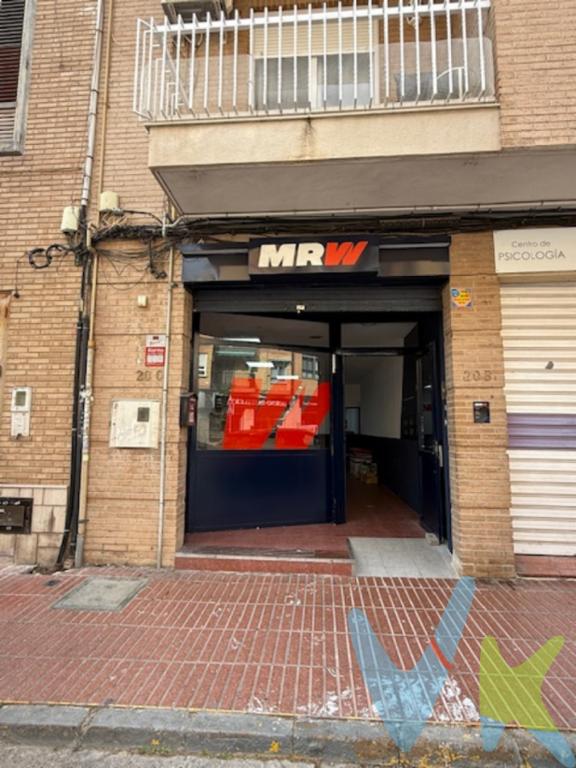 Excepcional oportunidad de adquirir un amplio local comercial en Museros. Este espacio cuenta con una superficie de 210 metros cuadrados, lo que ofrece generosas proporciones para una amplia variedad de usos comerciales. El edificio se encuentra en excelentes condiciones y está listo para recibir a su nuevo propietario.El local se distingue por su amplitud, cualidad que lo hacen extremadamente atractivo para cualquier tipo de negocio. Gracias a su diseño este espacio puede ser adaptado para oficinas, tiendas minoristas, gimnasios, estudios creativos o cualquier otra actividad comercial que requiera una ubicación central y bien conectada.La ubicación del inmueble es inmejorable, con una cercanía envidiable a las principales vías de transporte. A pocos minutos a pie del local se encuentra la estación de metro, facilitando el acceso tanto para sus clientes como para sus empleados. Además, las líneas de autobús que transitan por la zona amplían aún más las opciones de transporte público.El local dispone de una fachada visible desde la calle, lo que garantiza una excelente exposición para su negocio y su disposición interior ha sido pensada para maximizar la eficiencia del espacio, permitiendo una distribución flexible de los ambientes según las necesidades específicas de su actividad comercial.No deje pasar la oportunidad de visitar este local, que representa no solo un espacio físico sino una puerta abierta hacia un sinfín de posibilidades comerciales. Una oportunidad de inversión que combina ubicación estratégica, amplio espacio y un mercado pujante. Llame hoy mismo para organizar una visita y descubrir de primera mano todo lo que este espléndido inmueble tiene para ofrecerle. 
