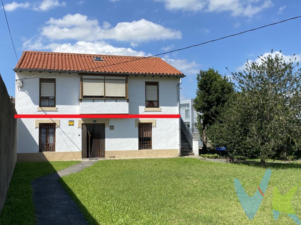 En las afueras de Torrelavega, más concretamente a  la entrada de Campuzano, tenemos para la venta esta vivienda en planta primera con jardín.Se trata de una edificación de dos alturas, con una vivienda en cada altura, y nosotros ponemos a la venta la de la parte superior, a la que le corresponde una estupenda parcela de 777m². Según entras te encuentras con un hall y un pasillo distribuidor desde el que se accede a una amplia cocina, el salón, el baño completo con plato de ducha y las 3 habitaciones. Desde el fondo del pasillo, se accede al desván que ocupa toda la parte superior de la casa, y cabe destacar que el tejado se encuentra en buen estado.Como anexos, esta vivienda cuenta con dos garajes y un trastero.La situación de esta propiedad, es inmejorable, pues está a un paso de la ciudad,  con todos los servicios a un paso como supermercados, estancos, farmacias, colegios, zonas verdes....,pero en una zona tranquila en la que disfrutar de una vida tranquila.No dude en venir a visitarnos, y no se arrepentirá!!!!