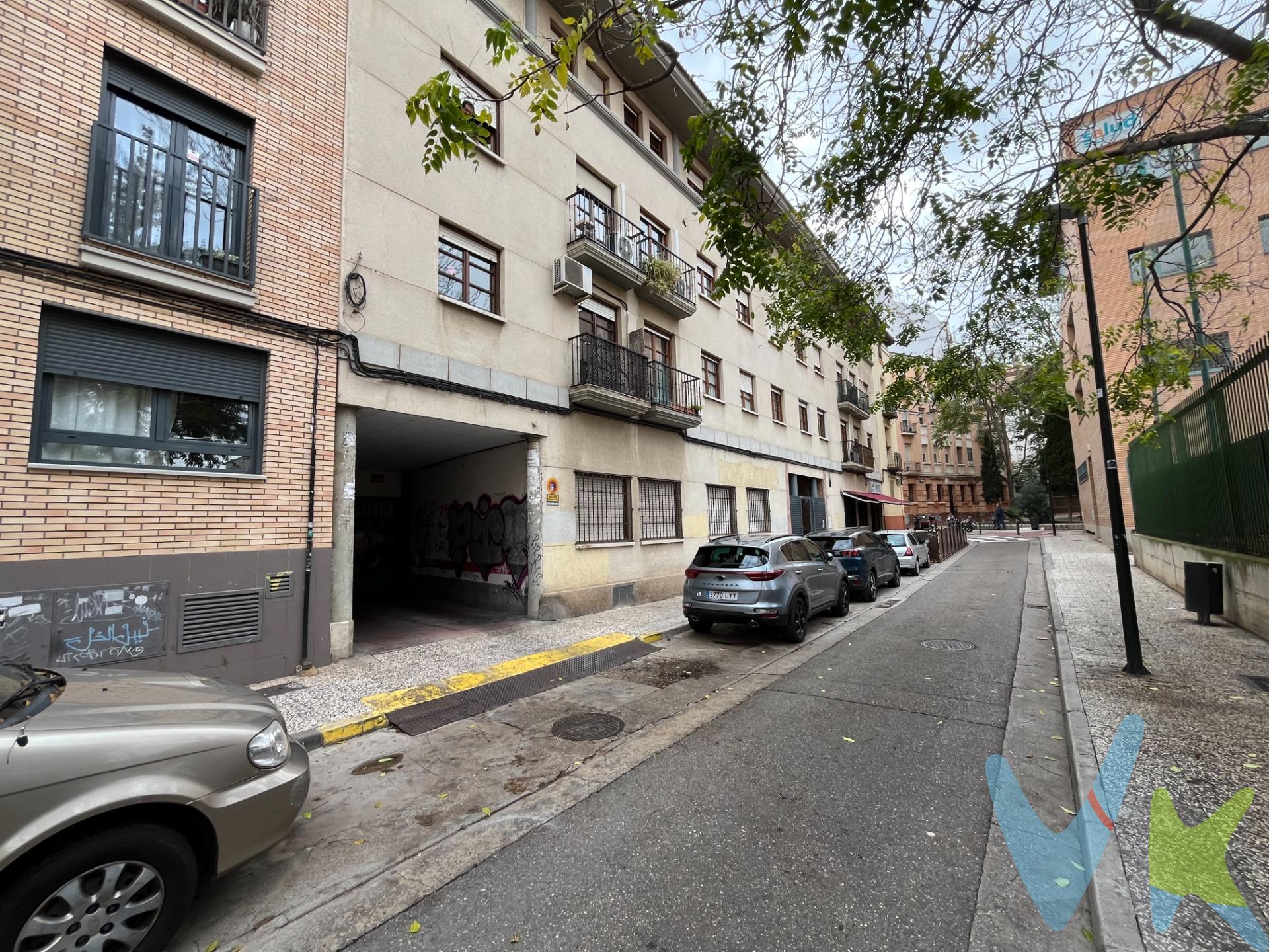 Esta plaza de garaje te puede interesar tanto si buscas hacer una pequeña inversión, como si eres vecino del entorno. Edificio en calle Rio 10 en zona Tenerias,  a dos minutos andando del edificio Trovador, zona de dificil aparcamiento. Plaza de garaje para coche tipo berlina ,facil maniobra .Medidas plaza garaje 4,65 x 2,25. Edificio construido en 1992  con pocos gastos. Para más información no dude en llamarnos.