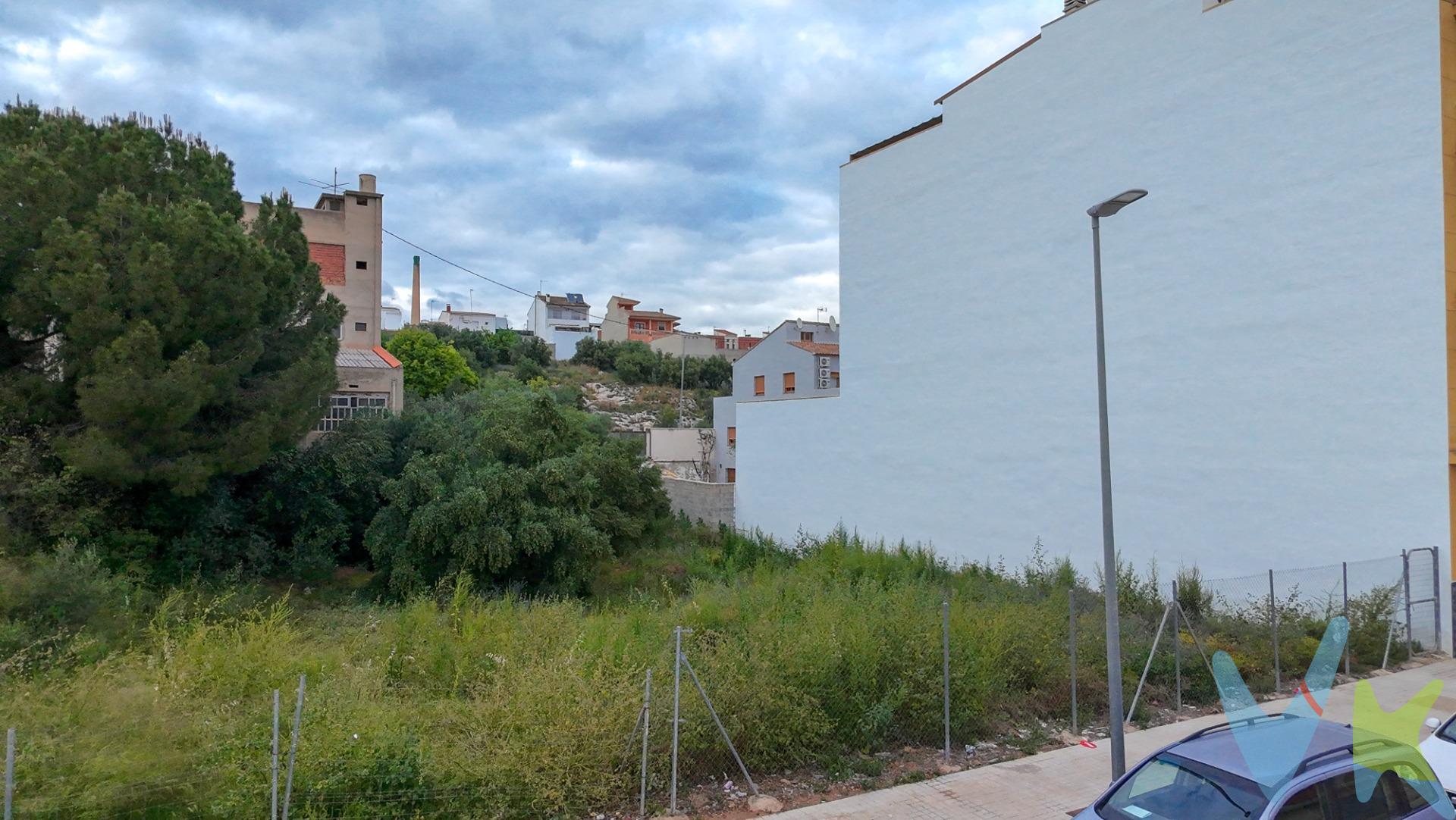 Solar urbano para promoción residencial en L’Alcúdia de Crespins (Valencia). Se vende una interesante parcela urbana situada en la calle Vicente Asensi, dentro de una de las zonas de ensanche más demandadas de L’Alcúdia de Crespins (Valencia). Esta localidad, muy bien comunicada mediante tren de Cercanías (línea C-2) y con rápido acceso a vías principales como la A-35 y CV-40, ofrece un entorno ideal para el desarrollo de vivienda residencial de obra nueva, con alta calidad de vida y buena demanda local. La parcela cuenta con una superficie de 623 m² y se ubica en suelo urbano consolidado, dentro de ordenanza ENS, que permite edificar hasta planta baja + 3 alturas. Según la normativa, es posible ocupar el 100% de la parcela en planta baja y el 80% en las tres plantas superiores, lo que permite alcanzar una edificabilidad aproximada de 2.118 m² sobre rasante. A ello se suma la posibilidad de desarrollar un sótano para aparcamiento, no computable a efectos de edificabilidad. La repercusión del suelo es igualmente orientativa, y se estima en torno a 118 €/m² edificable, un valor muy competitivo que convierte esta operación en una oportunidad atractiva para promotores interesados en proyectos de tamaño medio con buena proyección de venta o alquiler. La zona cuenta con todos los servicios a corta distancia: colegios, parques, supermercado, centro de salud, instalaciones deportivas y transporte público. El entorno inmediato está formado por edificaciones modernas y zonas verdes, lo que garantiza un buen encaje estético y funcional para una promoción actual. En definitiva, se trata de una opción muy interesante para desarrollar vivienda nueva en una población en crecimiento, bien comunicada, con alta demanda y costes de repercusión controlados. La descripción del presente inmueble e imágenes tienen mero carácter informativo y en ningún caso carácter contractual, pudiendo ser modificados por la inmobiliaria comercializadora sin que ello implique responsabilidad alguna frente a terceros. En el precio de venta a público, esta propiedad NO incluye los gastos de adquisición (Notario, registro, gestión, honorarios, etc…). 