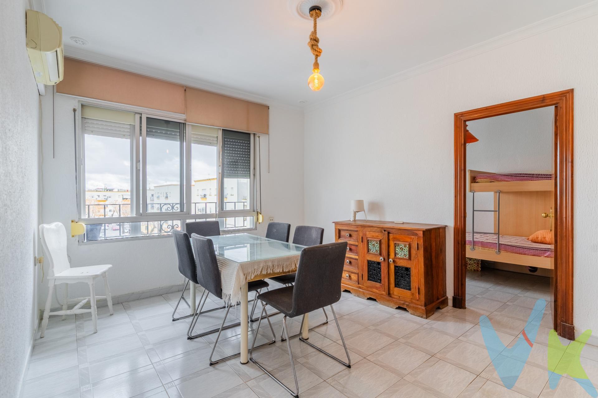 Piso en la Barriada La Constancia. Muy soleado. Dispone de 3 dormitorios, baño, cocina, lavadero y salón. Es una tercera planta, sin ascensor. La situación de esta vivienda es privilegiada ya que dispone de gran variedad de comercios y servicios en el entorno y, además, a un paso del centro de Jerez.