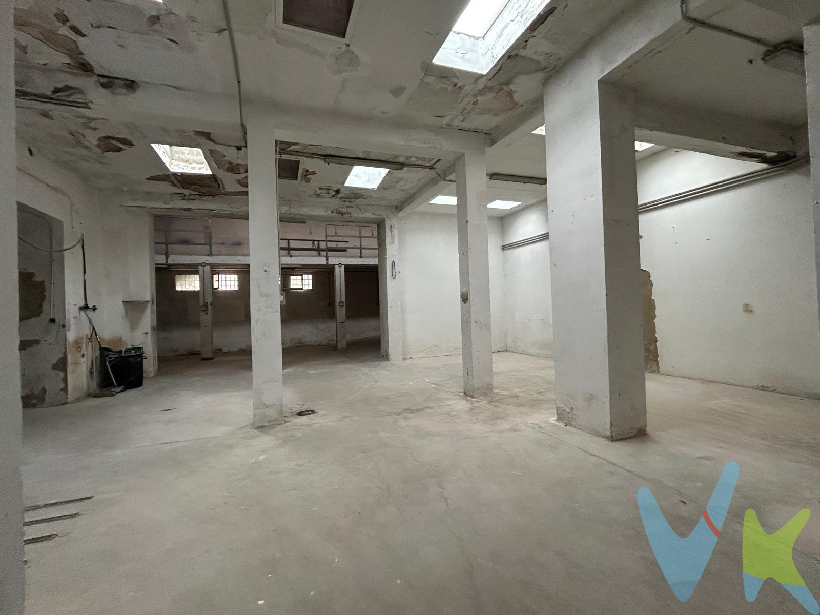 ¡Oportunidad única para inversores y soñadores!. Presentamos en exclusiva una finca excepcional con 283 metros cuadrados de superficie, ubicada en una zona dotada de todos los servicios esenciales para una comodidad y calidad de vida inigualable. Esta propiedad, actualmente utilizada como almacén y uso industrial, ofrece un lienzo en blanco perfecto para aquellos con visión de futuro y deseos de personalización. ¿Sueñas con diseñar la casa de tu vida desde cero? Este espacio es ideal para crear un hogar a tu medida, adaptando cada rincón a tus gustos y necesidades, sin limitaciones. La amplitud de la finca permite la implementación de diversos diseños arquitectónicos, desde una casa espaciosa con patio hasta la inclusión de áreas recreativas personales, como piscina, terrazas y más. Para los inversores, esta propiedad representa una oportunidad dorada para el desarrollo de un proyecto de promoción de viviendas. Su ubicación y dimensiones son idóneas para una construcción que pueda satisfacer la creciente demanda de viviendas en la zona. No deje pasar esta oportunidad única de invertir en un proyecto con un potencial enorme de revalorización y personalización. Contáctenos para más información y descubra cómo puede convertir esta finca en el proyecto de sus sueños o en una inversión que le dé la máxima rentabilidad. Disponemos del Documento Informativo Abreviado de la propiedad (D. I. A), según Decreto 218/2005, de 11 de octubre. La Agencia Inmobiliaria también dispone de Seguro de Caución, para la garantía y protección de las cantidades económicas entregadas como señal para la reserva de una vivienda. Así mismo, informamos que los gastos Notariales, Registrales, ITP, Honorarios de la Agencia y otros gastos inherentes a la compraventa no está incluidos en el precio. Por mandato expreso del propietario, comercializamos este inmueble en exclusiva compartida, lo que le garantiza el acceso a toda la información, a un servicio de calidad, un trato fácil, sencillo y sin interferencias de terceros. Por este motivo, se ruega no molestar al propietario, a los ocupantes de la propiedad o a los vecinos. Muchas gracias por su comprensión. 