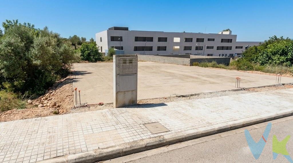 Te presentamos una magnífica parcela ubicada en la tranquila zona de Mas del Pi, en Sant Joan de Moro. Con una superficie total de 263.75 m², esta propiedad ofrece el espacio perfecto para construir la casa que siempre has soñado. Posibilidad de planta baja y dos alturas. La ubicación es ideal para aquellos que buscan un entorno natural y apacible sin renunciar a las comodidades modernas: cuenta con acceso a servicios esenciales como electricidad, alcantarillado y agua potable. Asimismo, la urbanización está equipada con farolas y otras instalaciones necesarias para garantizar tu confort diario. Colindante con la parcela Av Frontó num 11.  No pierdas esta oportunidad única; contáctanos hoy mismo para más información sobre cómo hacer realidad tu proyecto habitacional. Solicita una visita y más información. 