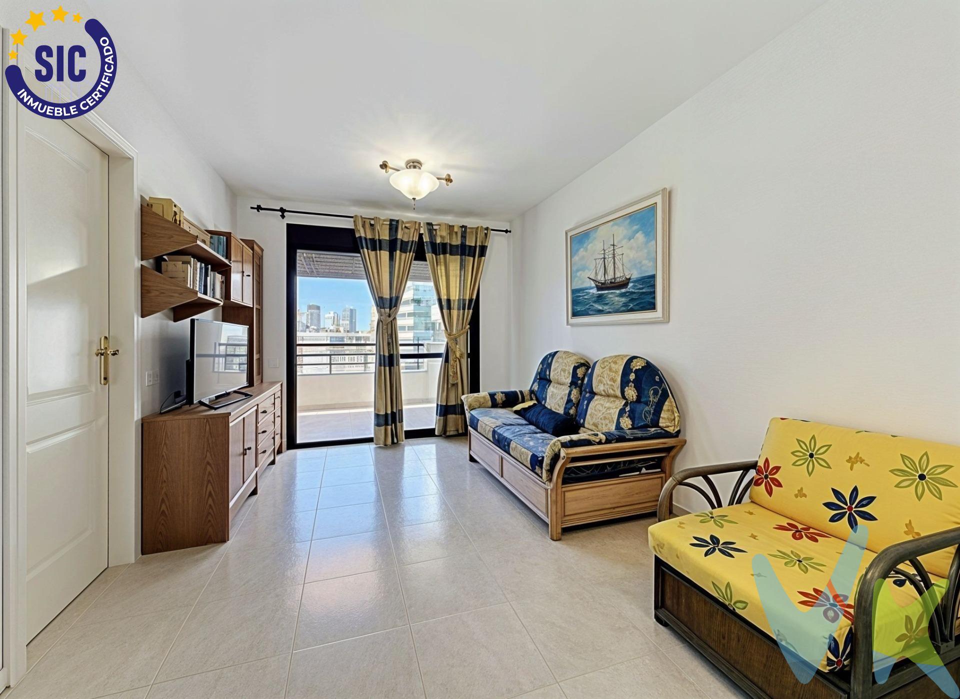 ¿Te imaginas despertar cada mañana con el azul infinito del mar inundando tu mirada?. Este acogedor apartamento de 1 dormitorio, situado en una cotizada 8va planta en pleno paseo marítimo del emblemático Edificio Zafiro, es la oportunidad perfecta para quienes buscan una inversión sumamente líquida o una segunda residencia donde desconectar del mundo. Una terraza y un solárium abiertos a las sensaciones. El verdadero corazón de esta propiedad reside en su maravillosa terraza privada en primera línea de playa y en sus exclusivas zonas comunes, espacios diseñados minuciosamente para cautivar todos tus sentidos:. Hacia el interior, la vivienda fluye con total armonía y practicidad:. Zona de día: Un salón-comedor inundado de luz natural que se fusiona de manera fluida con una cocina abierta, optimizando cada metro cuadrado para crear un ambiente diatano, cómodo e ideal para compartir momentos. Zona de descanso: El dormitorio principal invita al descanso y a la calma profunda, equipado con una amplia cama de 150 cm, armario empotrado y una práctica cómoda de almacenaje. Funcionalidad total: Dispone de un baño completo equipado con plato de ducha y lavadora de carga superior. Todo ello ubicado en un complejo dotado de ascensor, lo que te garantiza la máxima comodidad en tus idas y venidas a la playa. Siente el Mediterráneo. Escucha el rumor del mar. Contempla la belleza del Peñón. Tu próximo oasis en la Costa Blanca está listo para recibirte. Contacta con nosotros hoy mismo, agenda tu visita y ven a sumergirte en tu nuevo estilo de vida. VENTA:. PVP 299.900€. Gastos e impuestos no incluidos en el precio. La compra conlleva impuestos y gastos de formalización para el comprador. A título orientativo se informa que en segundas transmisiones el ITP con carácter general en Valencia es del 9%, pudiendo existir otros tipos impositivos atendiendo a las circunstancias personales del comprador u otras circunstancias previstas legalmente. Base imponible del impuesto el mayor valor entre el precio de compraventa, la tasación o el valor de referencia catastral. En cuanto a los gastos de notaría y registro, en su caso, suelen oscilar aprox. entre 1,5% y 2,5% (aranceles variables según precio, n.º de copias y complejidad). El comprador elige notario. Si el comprador precisase de hipoteca: tasación, condiciones y costes bancarios serán según entidad elegida por el comprador, así como los gastos de gestoría, y cualesquiera otros gastos inherentes a la formalización de la compraventa que legalmente correspondan a la parte compradora, salvo pacto expreso en contrario con el vendedor. El consumidor tiene, conforme a la normativa vigente, a su disposición información y documentación adicional relativa al inmueble y condiciones de la compraventa, que podrá ser consultada en C/Joaquín Costa 4, bajo 46005 Valencia o urbe2@remax.es. Honorarios de mediación inmobiliaria a cargo del COMPRADOR: (3% del precio final de venta más IVA (21%), salvo otro pacto.); y de VENDEDOR (según acuerdo con el mismo). Se informa al consumidor que la agencia actúa como intermediaria inmobiliaria en la operación, estando cualquier eventual compraventa y sus condiciones sujeta a la aceptación expresa del propietario-vendedor y a la posterior formalización del correspondiente contrato.
