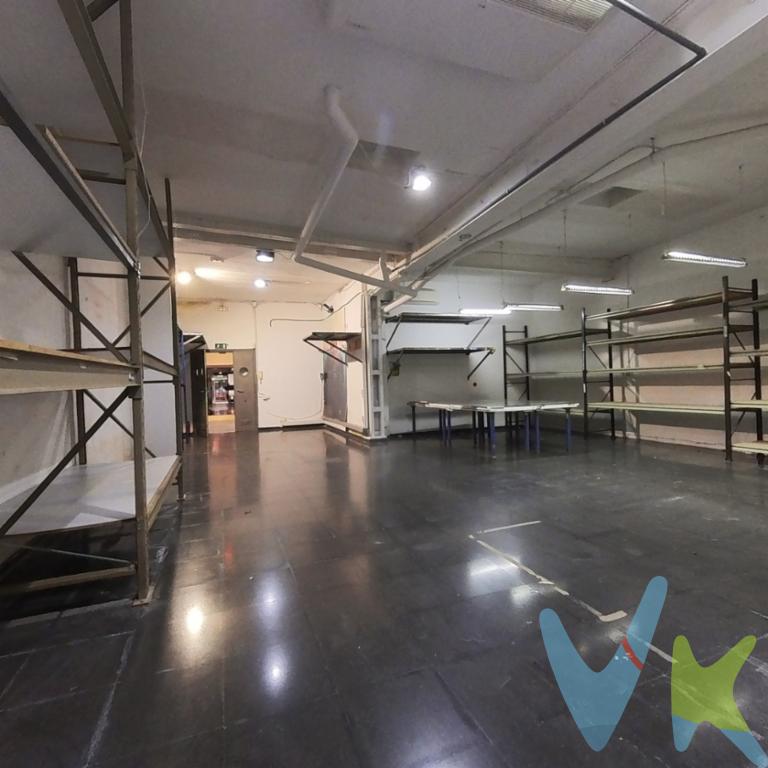 Local en venta en Gràcia  C/ Berga 22Local de 157 m² en planta baja, situado a menos de 50 m del Mercat de la Llibertat, en pleno corazón de Gràcia, zona con alta demanda y rodeada de cafeterías, restaurantes y comercio de proximidad.El espacio tiene una distribución funcional en forma de L: un pasillo de unos 4 m de ancho y 22 m de largo donde se ubican el aseo, una zona de office y una sala tipo showroom o despacho. Esta zona, actualmente ajardinada, corresponde a un antiguo patio, lo que abre la posibilidad de recuperar la entrada de luz natural mediante la apertura de techo.Al fondo se encuentra un amplio almacén de unos 82 m² con una altura de 3,31 m y salida a terraza a través de escalera metálica. En esta parte del local también existe la posibilidad técnica de incorporar claraboyas, mejorando la iluminación natural del espacio.En la terraza se encuentran instaladas placas solares, con un enfoque más vinculado a la sostenibilidad y la imagen de empresa que al autoconsumo efectivo.Características principalesSuperficie construida: 157 m² según catastroAltura interior: 3,31 m (máx.)  2,97 m (mín.)Fachada de 3,30 m con puerta acristalada de hierro (1,82 m de ancho) y persiana automáticaDistribución en L: pasillo, office, aseo, showroom y almacén de 82 m²Paredes de piedra y techos de bóveda catalanaInstalación solar en terraza y climatizaciónBuen estado general, listo para entrarPosibilidad de venta de plaza de parking cerca del localPosibles usosIdeal para showroom, estudio creativo, despacho profesional, galería, centro de bienestar o tienda-taller. También apto como inversión patrimonial por su ubicación y versatilidad, con margen de mejora a través de la entrada de luz natural.Posibilidad de venta de plaza de parking cerca del local Comunicaciones Excelente ubicación junto al Mercat de la Llibertat, con metro Fontana (L3) y Joanic (L4) a pocos minutos, y líneas de autobús 39, 114, 116, N6 y V17. Muy cerca de Via Augusta, Travessera de Gràcia y Gran de Gràcia.Material disponible: tour virtual 360°, plano, reportaje fotográfico y vídeo comercial. Gastos: IBI 582 EUR/año  Comunidad aprox. 631,72 EUR/añoCondiciones económicas Al precio de venta se le habrán de incrementar los correspondientes gastos de adquisición. Gastos de notaría, registro y gestión no incluidos. En caso de tratarse de una operación sujeta a IVA, se aplicará la normativa vigente. Impuestos: ITP (10 %) o los tramos correspondientes según el Decreto Ley 5/2025, de 25 de marzo. Honorarios de agencia a cargo del comprador: 5 % del precio final de compraventa + IVA.
