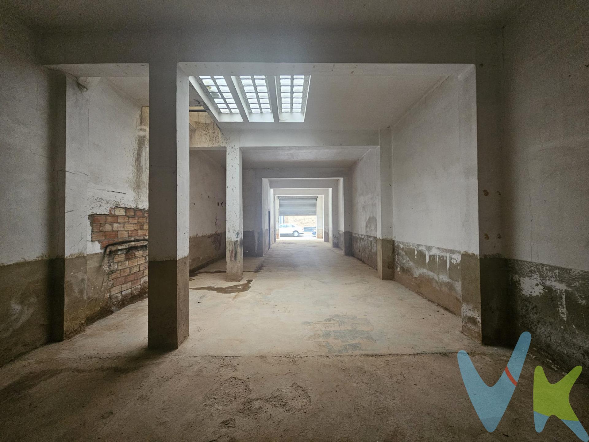 Presentamos un local que goza de una situación privilegiada, ubicándose en una calle paralela a uno de los ejes comerciales más importantes y transitados de Benetússer. Esto garantiza una excelente conexión y cercanía a todos los servicios y flujo de gente, manteniendo la comodidad y accesibilidad para clientes y proveedores. Se trata de un inmueble de 132 metros cuadrados útiles  totalmente diáfano, rectangular y muy aprovechable. Al no tener barreras arquitectónicas, ofrece un lienzo en blanco con muchísimas posibilidades para adaptarse a cualquier actividad. Es el espacio ideal para quien busca metros cuadrados de calidad en una zona activa: perfecto para gimnasio, clínica, academia, oficinas de coworking, almacén logístico de última milla o comercio. Por mandato expreso del propietario, comercializamos este inmueble en exclusiva, lo que le garantiza el acceso a toda la información, a un servicio de calidad, un trato fácil, sencillo y sin interferencias de terceros. Por este motivo, se ruega no molestar al propietario, a los ocupantes de la propiedad o a los vecinos. Muchas gracias por su . comprensión. . 