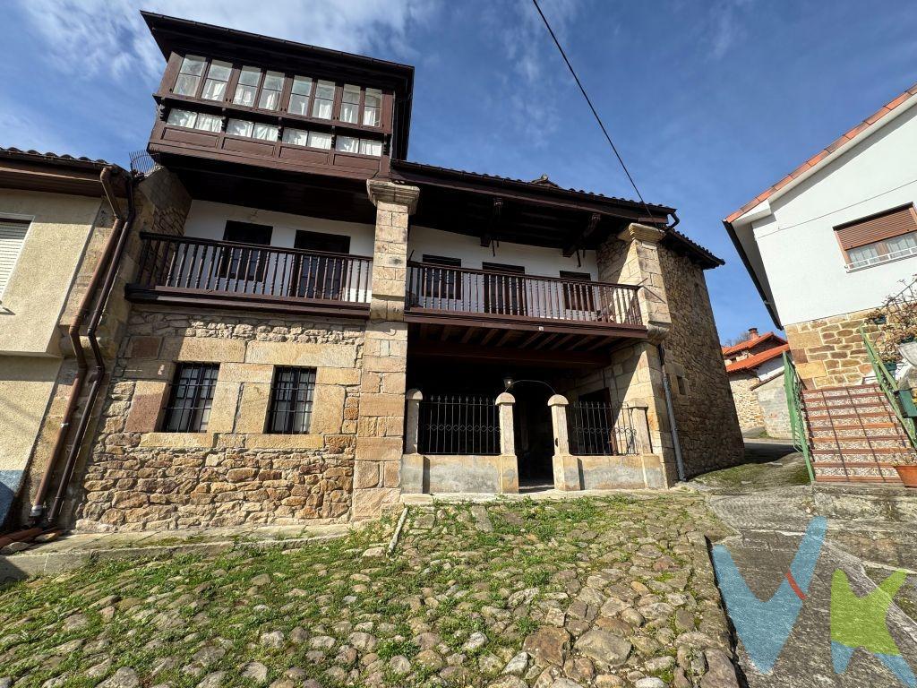 Casa Tradicional Montañesa en Valdeiguña - Cantabria. Pedredo – Barrio de Cuyarriba (Cantabria). Casona montañesa histórica, situada en la parte alta de Pedredo, en un entorno natural privilegiado, junto al río Los Llares y como puerta de entrada al Parque Natural Saja-Besaya. Edificio emblemático, muy antiguo y extraordinariamente bien conservado, que mantiene intactos los elementos de la arquitectura tradicional montañesa: soportal empedrado, despacho, cuarto del peregrino, gran cuadra-pajar diáfanos, cocina tradicional con mobiliario original, alcobas y dormitorios, torre con vistas panorámicas y una solana de más de 8 metros de longitud. La torre-estudio tiene una superficie de 35 m², con baño propio y galeria. Sus muros conservan el trabajo de cantería original de alta calidad y los forjados conservan las maderas de roble y castaño con que se construyó hace más de 200 años, en buen estado. El antiguo despacho del dueño de la casa, está ubicado en el soportal característico de la casona montañesa, es independiente de la vivienda y conserva molduras originales de madera noble. La propiedad ocupa 393 m² construidos en tres plantas, huerta privada de 200 m² cerrada con pared de cal y canto y edificación auxiliar de 36 m² destinada a garaje y trastero. Propiedad patrimonial única, ideal como residencia singular o proyecto cultural o turístico de alto nivel. Impuestos y gastos legales no incluidos en el precio. 