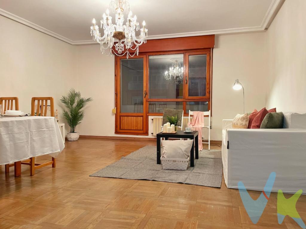 EXCLUSIVA VIVIENDA CON TERRAZA Y GARAJE CERRADO EN AVENIDA DE PABLO IGLESIAS 62  GIJÓNPresentamos esta amplia vivienda en planta primera, ubicada en una de las avenidas más dinámicas y mejor comunicadas de Gijón.Un inmueble lleno de posibilidades que destaca por su terraza exterior de más de 20 m², perfecta para disfrutar en familia, y tambien por contar con una plaza de garaje cerrada, un valor añadido imprescindible en la zona.La vivienda dispone de una superficie construida de 113 m² y casi 100 m² útiles (ambas superficies aproximadas), ofreciendo un espacio cómodo, versátil y con buena distribución: Salóncomedor, exterior, luminoso con salida directa a la terraza,  Cocina independiente con zona de lavado, Tres dormitorios, uno de ellos con vistas a la Avenida Pablo Iglesias, Dos baños completos y  despensa, ideal como apoyo al almacenaje diario.El salón y uno de los dormitorios disfrutan de vistas abiertas a la Avenida de Pablo Iglesias, mientras que el resto de la vivienda se orienta hacia una zona ajardinada privada, proporcionando un entorno tranquilo y agradable.Es una propiedad perfecta para personalizar a tu gusto y transformarla en el hogar que siempre has imaginado, con espacio más que suficiente para disfrutarla en familia.La plaza de garaje cerrada, apta para un vehículo de tamaño mediano, aporta un extra de comodidad y seguridad que convierte esta oferta en una oportunidad única.Una vivienda con todo lo necesario para convertirse en tu próximo hogar, Llamanos y ven a visitarla.Informamos a nuestros clientes compradores que en el precio de venta no se incluyen los siguientes conceptos: honorarios de la agencia al comprador, ni el impuesto de transmisiones patrimoniales ni otros gastos de la compraventa (registro de la propiedad, notaría, etc)