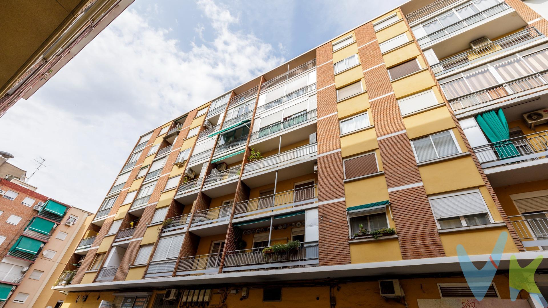 Piso en venta en Calle Pedro Alfonso 6, a solo unos pasos de Calle Rioja y Avenida Madrid. Actualmente alquilado con contrato vigente hasta el 1 de enero de 2026, fecha en la que finalizan los  5 años de obligado cumplimiento  y una renta mensual de 500 €, con  inquilinos formales que desean prolongar el contrato y  continuar risidiendo  en la vivienda si el nuevo propietario asi lo quiere . Rentabilidad asegurada desde el primer momento. Características principales:. Segunda planta con ascensor. 70 m² útiles. 3 dormitorios . Salón de 20 m² con balcón. Cocina independiente. 1 baño. Orientación Este (interior a patio de manzana, tranquilo y luminoso). Estado de la vivienda:. Es para reformar. Cuenta con instalación de radiadores para calefacción de gas, aunque no dispone de caldera. Suelos de madera y puertas interiores en embero. Ideal como inversión a largo plazo con posibilidad de revalorización tras reforma. . 📩 Para más información o concertar una visita, no dudes en contactarnos.