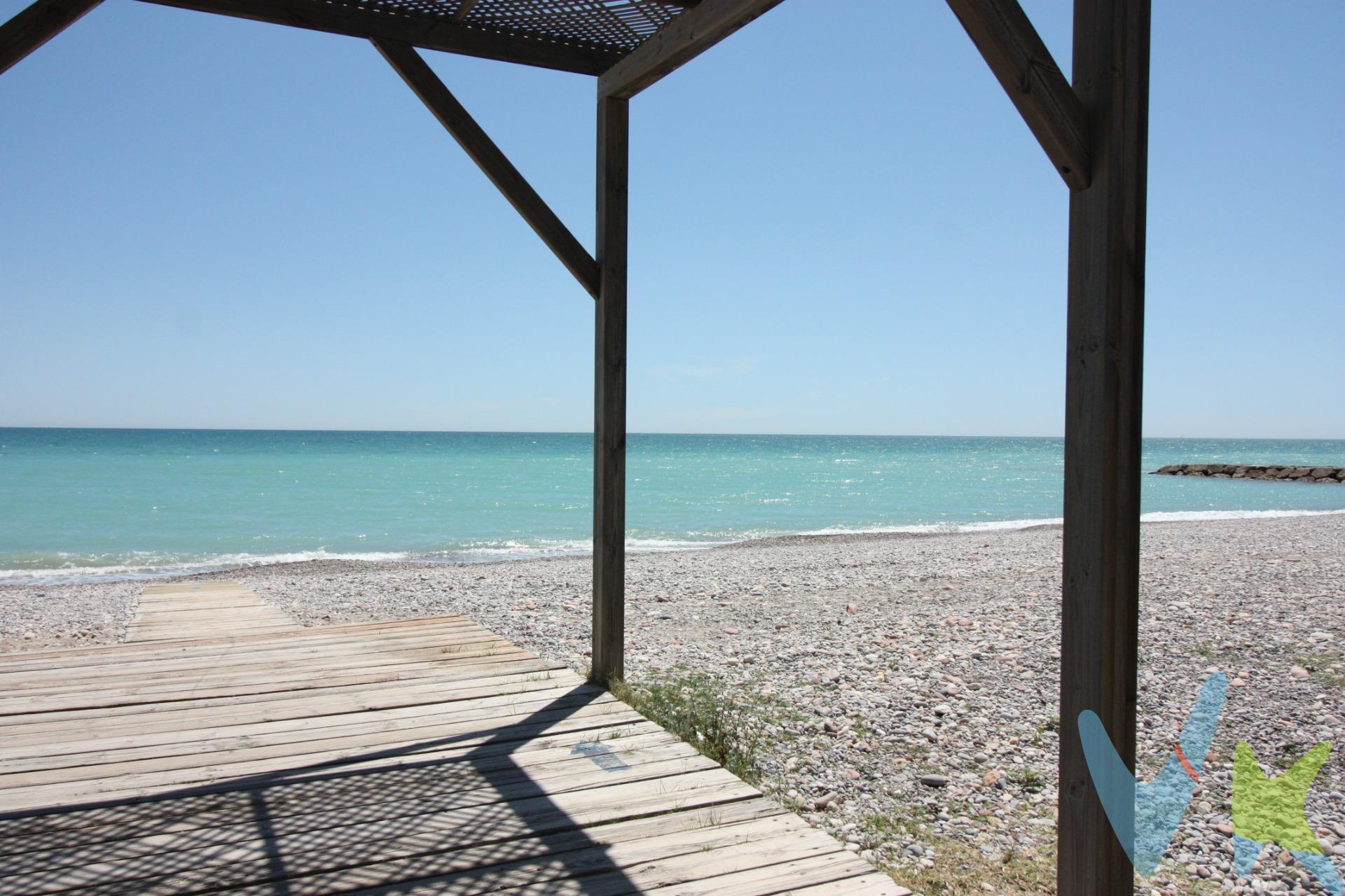 Exclusivo apartamento a escasos metros de la playa con terraza con vistas al mar y garaje. Se ofrece en venta este magnífico apartamento ubicado en una de las zonas más cotizadas de la costa, a tan solo unos pasos de la playa. Una propiedad que combina ubicación privilegiada, amplitud y confort, ideal tanto como residencia habitual como inversión vacacional. La vivienda dispone de tres amplias habitaciones, todas ellas exteriores y con excelente entrada de luz natural, así como dos baños completos y una cocina amplia con salida a galería. El salón-comedor, espacioso y luminoso, se conecta directamente con una espectacular terraza desde donde puedes ver un trocito de mar a lo lejos, el lugar perfecto para disfrutar del clima mediterráneo durante todo el año. La propiedad incluye además plaza de garaje, un valor añadido que aporta comodidad y seguridad. Entra en nuestro enlace virtual y disfruta: https://my.matterport.com/show/?m=6B7dpZSKS1Y. Una oportunidad única para quienes buscan calidad de vida junto al mar, con todos los servicios y comodidades a su alcance. La venta de esta vivienda se gestiona mediante contrato de exclusiva compartida, lo que permite trabajar con más de 150 inmobiliarias, garantizando la máxima difusión y profesionalidad en el proceso de venta. Los gastos derivados de la compraventa, como los de notaría, registro y honorarios, no están incluidos en el precio. Inmueble sujeto a período de transparencia. 