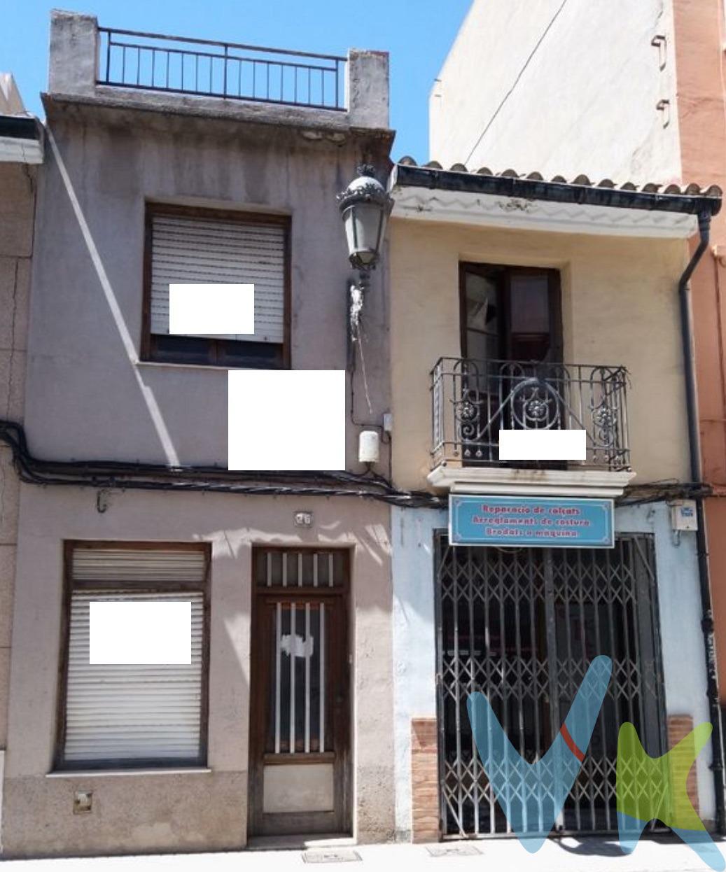 ¡Descubre una oportunidad única en el corazón de Sueca! Te presentamos esta excelente parcela de 100 m²  y 6.08m de fachada en la céntrica calle Sant Josep, lista para convertirse en tu próximo proyecto de construcción. Por qué esta parcela es tu mejor elección:. Ubicación privilegiada: Situada en una de las zonas más céntricas y accesibles de Sueca, esta parcela te brinda la comodidad de estar cerca de todos los servicios y facilidades que necesitas. Superficie óptima: Con 100 m² de terreno, tienes el espacio perfecto para desarrollar un proyecto residencial que se adapte a tus necesidades. Flexibilidad de construcción: La normativa permite edificar planta baja + 2 alturas, ofreciéndote la posibilidad de construir desde una amplia vivienda unifamiliar hasta un pequeño edificio de apartamentos. Servicios ya disponibles: La parcela cuenta con conexiones de agua y luz operativas, facilitando el proceso de construcción desde el primer momento. Proyecto a tu medida: La construcción existente está destinada para derribo, brindándote un lienzo en blanco para materializar tu visión sin las limitaciones de estructuras preexistentes. Imagina las posibilidades:. Vivienda unifamiliar: Crea la casa de tus sueños en una ubicación envidiable, con espacio suficiente para diseñar cada detalle a tu gusto. Pequeño edificio: Desarrolla un proyecto de inversión con apartamentos modernos y bien ubicados, ideal para el mercado de alquiler o venta. No dejes pasar esta oportunidad única para invertir en un proyecto con un potencial enorme en una de las zonas más demandadas de Sueca. La descripción del presente inmueble e imágenes tienen mero carácter informativo y en ningún caso carácter contractual, pudiendo ser modificados por la inmobiliaria comercializadora sin que ello implique responsabilidad alguna frente a terceros. En el precio de venta a público, esta propiedad NO incluye los gastos de adquisición (Notario, registro, gestión, honorarios, etc…). 