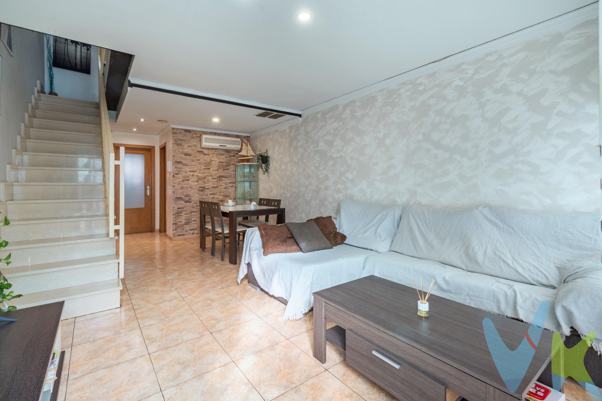 Si buscas espacio, comodidad y playa, esta vivienda adosada en la playa de Almazora puede encajarte. Distribuida en planta baja y primera planta, ofrece una distribución práctica y muy aprovechada:. En la planta baja encontramos el salón-comedor con acceso directo a una acogedora terraza delantera, perfecta para desayunos al aire libre o tardes de verano. La cocina es independiente y desde ella se accede a un garaje cerrado que actualmente está acondicionado como zona de estar adicional con barbacoa, ideal como espacio social, comedor de verano o sala polivalente. En la planta superior se ubican tres dormitorios y un baño completo. Además, la vivienda dispone de un aseo en la planta baja para mayor comodidad. Cuenta con aire acondicionado, lo que garantiza confort durante todo el año. La urbanización dispone de piscina comunitaria y pista de pádel, aportando ese plus que marca la diferencia en la zona de playa. Ubicada muy cerca del mar, podrás ir caminando a la playa en pocos minutos. Se encuentra junto a la zona de la refinería. Una vivienda versátil, ideal tanto como residencia habitual, segunda vivienda o inversión. Si quieres más información o concertar una visita, estaremos encantadas de ayudarte.