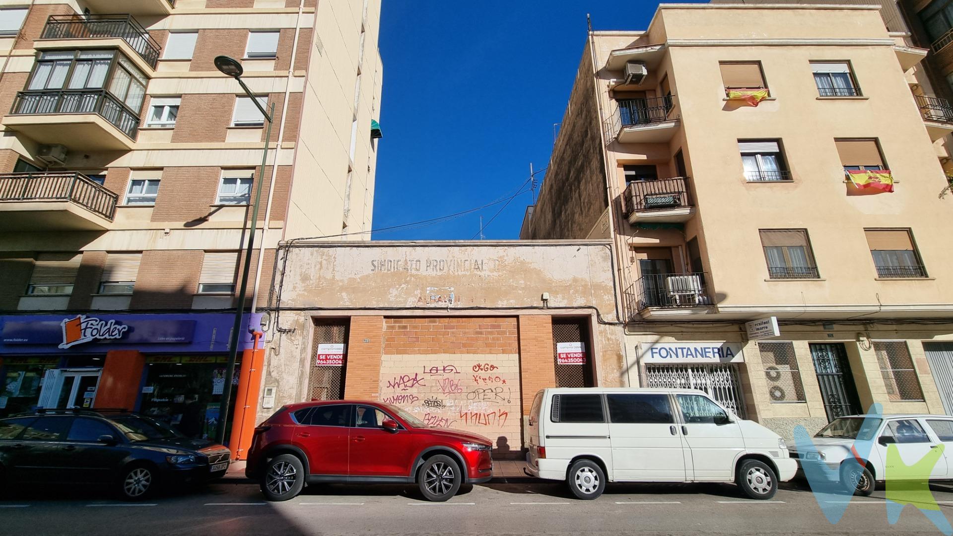 ¡Oportunidad para constructores!. Solar en ubicación privilegiada en Castellón, en la calle Rafalafena, entre la plaza María Agustina y la biblioteca. . Zona altamente demandada, con posibilidad de construir un edificio de planta baja más 4 alturas. . Medidas aproximadas de 10 metros de fachada y 21 de profundidad. . ¡No dejes pasar esta oportunidad para desarrollar un proyecto inmobiliario en una de las mejores zonas de Castellón!. 