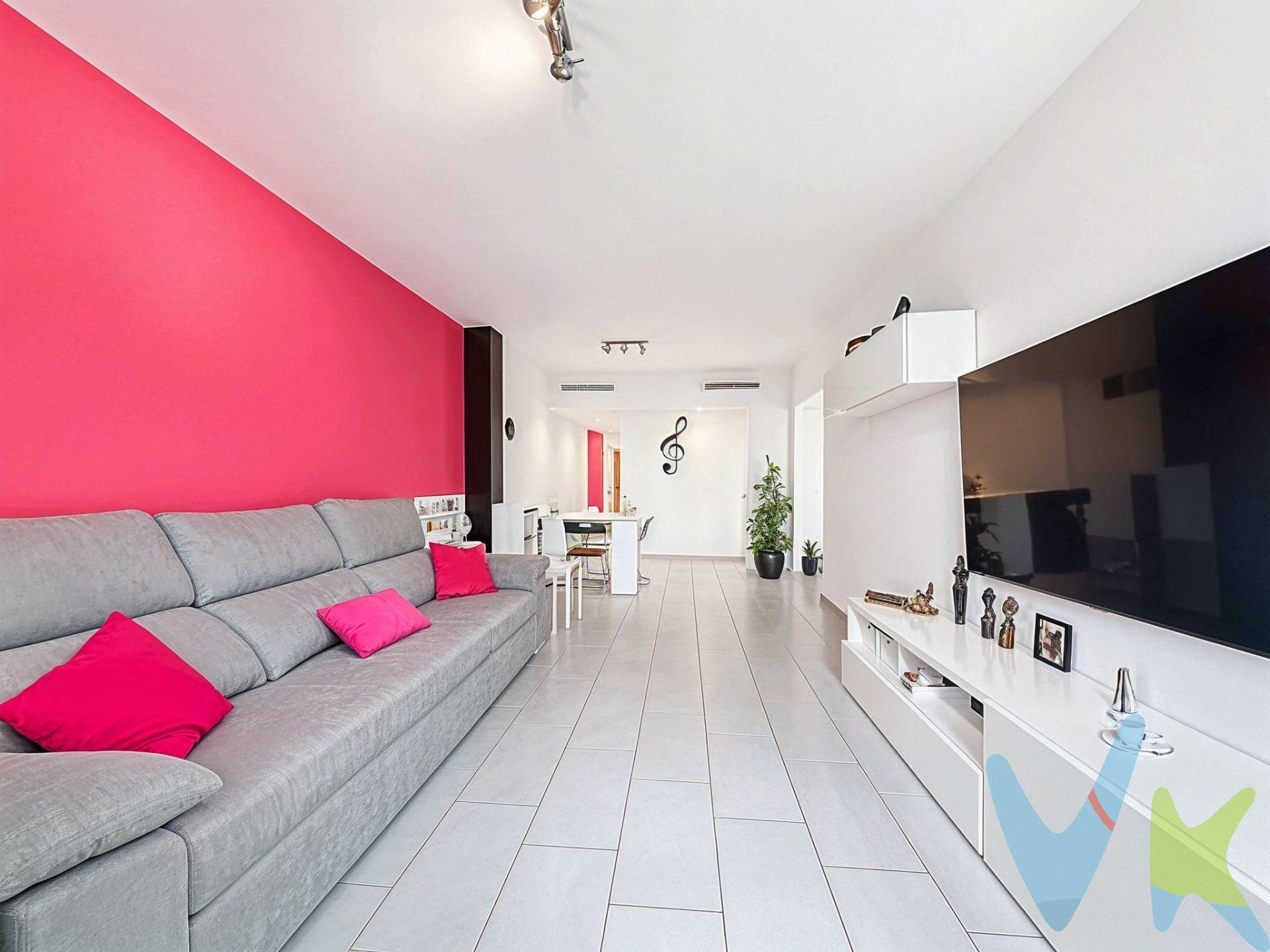 Si buscas una vivienda que combine amplitud visual, una atmósfera de paz absoluta y la comodidad de tenerlo todo a mano, este piso en la calle Porxe de Piles (edificación de 2006) es tu próximo destino. Con 108 m2 útiles perfectamente distribuidos, la sensación de libertad te acompaña en cada estancia. Al entrar, te recibe un salón-comedor inundado de luz natural, el lugar ideal para relajarte tras un día de trabajo. La cocina office, práctica y acogedora, cuenta con una galería independiente que aporta ese desahogo visual y funcional que tanto valoras. Habitación Suite: Un santuario personal que incluye un gran armario vestidor (el sueño de cualquier amante del orden) y un baño privado. Detalles sensoriales: Imagina despertar, abrir el balcón de tu habitación y sentir la brisa matutina, o disfrutar de tu música favorita en toda la casa gracias a la preinstalación de hilo musical. Silencio y Clima: Gracias a las ventanas Climalit, el ruido exterior desaparece, permitiéndote disfrutar del confort térmico del aire acondicionado por conductos en un ambiente de total serenidad. Vivir aquí es ganar calidad de vida. Olvídate del estrés gracias a tu propia plaza de garaje y trastero incluidos. Además, la ubicación es impecable:. 6 minutos de la arena de la playa de Piles para sentir el mar. 8 minutos de la vibrante vida de Oliva y 19 minutos de Gandía. Acceso inmediato a la AP7, conectándote rápidamente con Valencia y Alicante. Estado: Impecable, listo para entrar a vivir. Con videoportero para tu seguridad y acabados que se perciben de alta calidad al tacto y a la vista. Tu nueva vida en Piles comienza con una llamada. Imagina desayunar en tu balcón o estar en la playa en solo 6 minutos. Si buscas calidad de vida y confort real, este es tu sitio. ¡Llámanos hoy mismo y ven a conocer tu próximo hogar!. VENTA:. PVP 179.900€. Gastos e impuestos no incluidos en el precio. La compra conlleva impuestos y gastos de formalización para el comprador. A título orientativo se informa que en segundas transmisiones el ITP con carácter general en  Valencia es del 10%, pudiendo existir otros tipos impositivos atendiendo a las circunstancias  personales del comprador u otras circunstancias previstas legalmente. Base imponible del impuesto el mayor valor entre el precio de compraventa, la tasación o el valor de referencia catastral. En cuanto a los gastos de notaría y registro, en su caso,  suelen oscilar aprox; entre 1,5% y 2,5% (aranceles variables según precio, n.º de copias y complejidad). El comprador elige notario. Si el comprador precisase de hipoteca: tasación, condiciones y costes bancarios serán según entidad elegida por el comprador, así como los gastos de gestoría, y cualesquiera otros gastos inherentes a la formalización de la compraventa que legalmente correspondan a la parte compradora, salvo pacto expreso en contrario con el vendedor. El consumidor tiene, conforme a la normativa vigente, a su disposición información y documentación adicional relativa al inmueble y condiciones de la compraventa, que podrá ser consultada en C/Joaquín Costa 4, bajo 46005 Valencia o urbe2@remax.es. Honorarios de mediación inmobiliaria a cargo del  COMPRADOR: (3% del precio final de venta más IVA (21%), salvo otro pacto.); y de VENDEDOR (según acuerdo con el mismo). Se informa al consumidor que la agencia actúa como intermediaria inmobiliaria en la operación, estando cualquier eventual compraventa y sus condiciones sujeta a la aceptación expresa del propietario-vendedor y a la posterior formalización del correspondiente contrato.