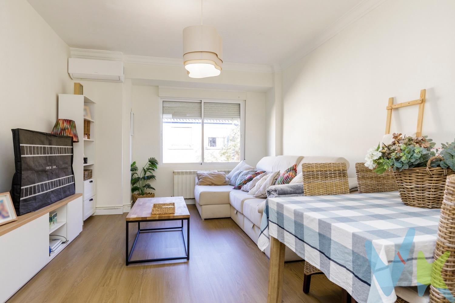 Bonito y acogedor piso totalmente reformado y con un estilo nórdico en la calle María Moliner junto a Sagasta y Pso. Cuellar. Una vivienda luminosa y cuidada al detalle, lista para entrar a vivir. Cuenta con un amplio salón, tres dormitorios (uno de ellos con salida a terraza tipo balcón), baño con ducha y ventana, y cocina independiente equipada con salida a galería. Entre sus comodidades destacan la calefacción individual a gas, split de aire acondicionado en el salón, puertas lacadas en blanco y suelos de tarima que aportan calidez a todas las estancias. El hall de entrada de la finca ha sido reformado recientemente, ofreciendo una imagen moderna y cuidada desde el primer momento. Un piso con mucho encanto, perfecto para quienes buscan comodidad y estilo en una de las zonas más agradables de Zaragoza. ¡Llámenos para ampliar información y solicitar visita!. 