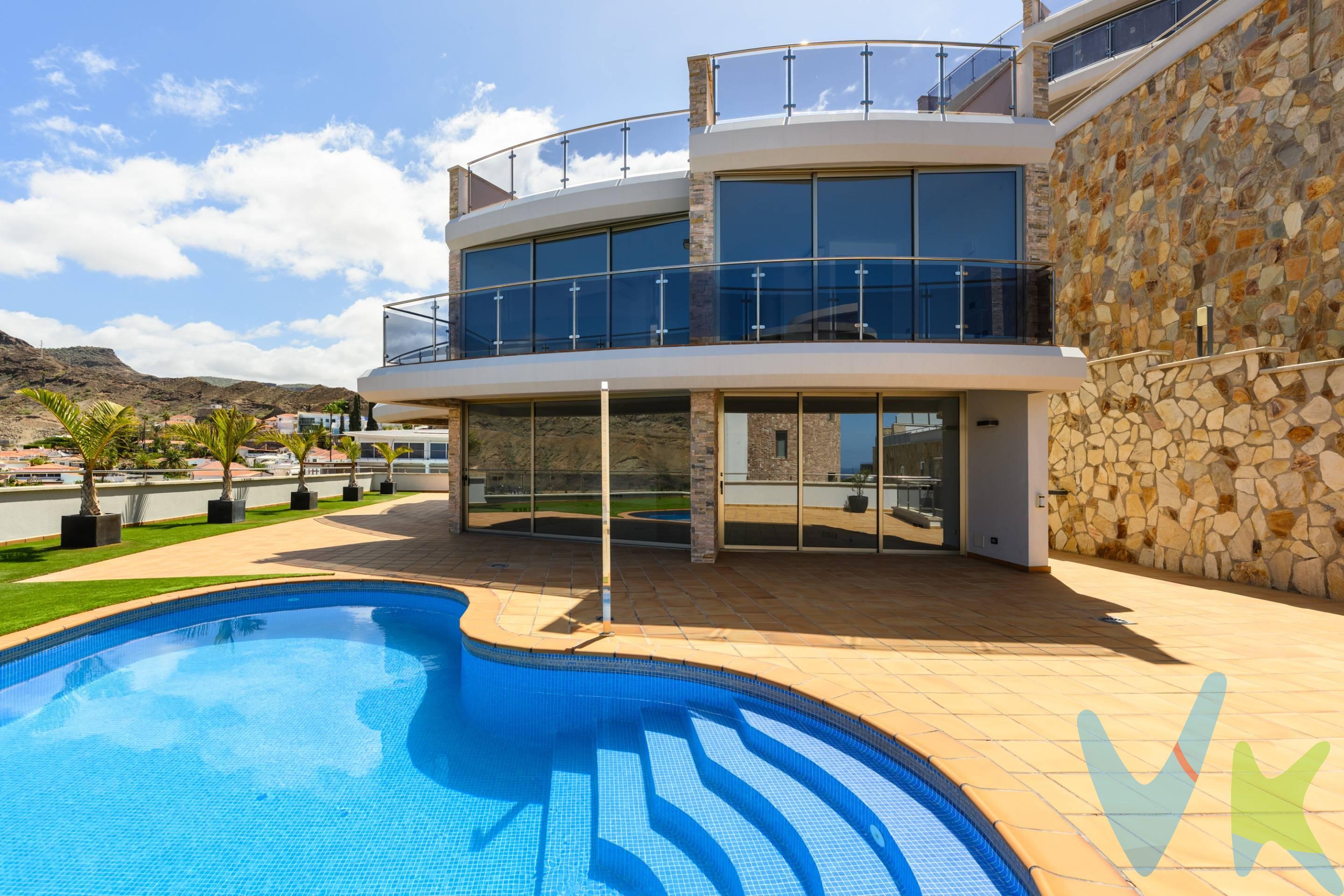 Exclusivas Villas en Tauro Hill – Un Paraíso Bajo el Sol 🌞. En venta maravillosas y espaciosas villas en una de las zonas más soleadas de Gran Canaria. Tauro Hill es un enclave privilegiado, a pocos minutos de la playa, donde el sol brilla todo el año y el clima es considerado uno de los mejores del mundo. 🏝 Las Islas Afortunadas. Gran Canaria, con su ubicación excepcional, goza de temperaturas perfectas durante todo el año, entre 25 y 30 grados en verano, siempre frescas y equilibradas por la brisa de los vientos alisios. Un entorno idílico donde la naturaleza y el bienestar se funden en un equilibrio perfecto. Un hogar pensado para enamorar. Estas villas han sido diseñadas para quienes buscan algo más que una casa: un refugio exclusivo donde la luz, los espacios abiertos y el diseño vanguardista crean un ambiente de absoluta armonía. Grandes ventanales permiten que el sol inunde cada rincón, mientras que la distribución fluida conecta el interior con el exterior de manera natural. Distribución única y versátil. Cinco plantas:. 🔹 Planta principal: Espacio diáfano con posibilidad de diseñar cocina a medida, salón-comedor amplio, aseo de cortesía y acceso a terraza con jardín, zona chill out y piscina. 🔹 Primera planta – Zona de descanso: Cuatro dormitorios, todos con baño privado y acceso a terrazas individuales. 🔹 Planta superior – Mirador de ensueño: Una terraza panorámica que rodea toda la villa, perfecta para disfrutar del clima y las vistas inmejorables. 🔹 Planta sótano: Con baño completo, zona de lavandería, y garaje para tres vehículos. 🔹 Planta adicional – Espacio independiente de 200 m²: Esta planta extra, exclusiva de esta villa, cuenta con entrada independiente, ventilación, luz natural y suelo de mármol. Ideal para crear una segunda vivienda con tres dormitorios, cocina y salón. Una oportunidad perfecta para inversores que quieran dividir la propiedad en dos unidades habitables.  🔹 Zona de piscina: Equipada con baño completo para mayor comodidad. Ademas, un ascensor que cubre todas las plantas para mayor comodidad de toda la familia. Un proyecto diseñado al detalle. Las villas están casi terminadas, permitiendo a los nuevos propietarios personalizar los espacios finales. Presentamos un proyecto exclusivo que redefine cada estancia, incluyendo una cocina de diseño completamente equipada y una cuidada selección de mobiliario y decoración. Todo con acabados de lujo, modernidad y elegancia, con precios cerrados y una entrega en solo tres meses, asegurando que el resultado sea exactamente como en los renders. Los materiales con los que se ha hecho esta construcción destaca por sus acabados de algta calidad. Destacamos;. Pavimento de mármol Crema Marfil en interiores y revestimientos de baño a juego. Encimeras y platos de ducha en mármol, con mamparas de vidrio templado y columna de ducha. Preinstalación de aire acondicionado en todas las estancias. Carpintería exterior en aluminio inox mate serie 3000 con doble acristalamiento. Ascensor en todas las plantas. Barandillas de acero inoxidable 316 con vidrio laminado. Pérgola modelo Maspalomas. Piscina equipada con luz y bomba de calor para regulación de temperatura, revestida con azulejo vítreo. Fachada revestida con piedra natural y sistema de iluminación LED en interior y exterior. Videoportero y sistema de seguridad. Instalación de aspiradora en planta baja y alta. Sistema de aerotermia para calentar el agua. Puertas interiores de DM macizo lacado en blanco. Tu oasis de tranquilidad y exclusividad. Si buscas un lugar donde el lujo, la serenidad y el clima perfecto se unan en un solo espacio, esta villa es para ti. 📩 Contáctanos y descubre tu nuevo hogar en Tauro Hill.