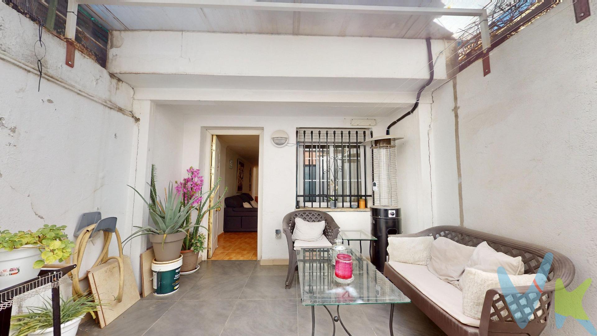 Este chalet bien distribuido en dos plantas ofrece una oportunidad única para disfrutar del confort y la comodidad en Madrid capital. En planta baja, encontramos un espacioso salón con aire acondicionado, que garantiza el bienestar durante todo el año y acceso directo al amplio patio ideal para reuniones familiares o momentos de relajación. Una cocina independiente reformada equipada con vitrocerámica y además, cuenta con un cuarto de baño completo equipado con plato de ducha e hidromasaje. La primera planta alberga tres dormitorios: uno doble también climatizado y dos sencillos perfectos para cualquier familia, así como otro cuarto de baño que incluye jacuzzi. Este inmueble está dotado de suelos cerámicos elegantes, ventanas modernas en aluminio y calefacción eléctrica por radiadores lo cual asegura eficiencia energética. Ubicado cerca del transporte público (Estación Renfe El Pozo), supermercados cercanos como Ahorramás y Mercadona,y múltiples opciones educativas además del famoso mercadillo dominical más importante después del Cascorro convierten esta propiedad no solo en un hogar sino también una inversión segura ante los precios competitivos actuales.