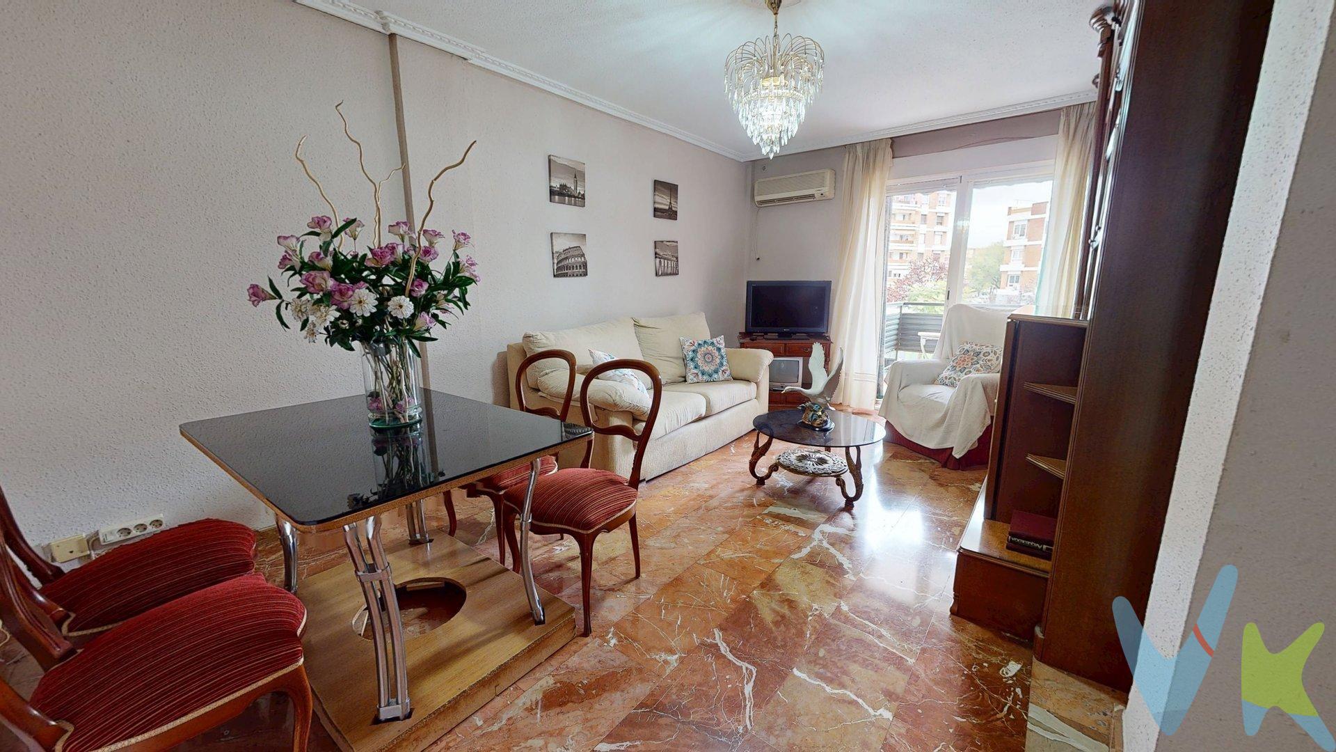 Descubre esta magnífica vivienda que ofrece una combinación perfecta de confort y funcionalidad. Originalmente diseñada con tres dormitorios, actualmente ha sido convertida en un acogedor espacio con dos amplias habitaciones, ideal para quienes buscan mayor comodidad. La propiedad cuenta con un aseo adicional y un baño en suite exclusivo del dormitorio principal, garantizando privacidad y bienestar. Su salón independiente se abre a una encantadora terraza donde podrás disfrutar de momentos al aire libre. Además, la cocina es amplia e incluye office para facilitar tus días familiares o sociales. Esta vivienda destaca por su fácil acceso a diversas vías principales y está rodeada de todo tipo de servicios esenciales como supermercados, transporte público y centros educativos cercanos. No pierdas la oportunidad única que representa este inmueble; ¡es el lugar perfecto para crear tu hogar!. Cláusula de Transparencia y Desglose de Gastos (Ley 10/2025). PRECIO DE VENTA + GASTOS. En cumplimiento de las obligaciones de información previstas en la Ley 10/2025, de 28 de diciembre, de servicios de atención a la clientela y transparencia, así como en la normativa sectorial vigente, se hace constar que el precio indicado no incluye los gastos e impuestos inherentes a la adquisición, los cuales se desglosan a continuación:. * Honorarios Agencia del comprador: 3.500 € más el 21% de IVA. * Impuesto sobre Transmisiones Patrimoniales (ITP): Se aplicará el tipo impositivo vigente en la Comunidad Autónoma de Andalucía (generalmente el 7% (CÁLCULO 11.550 €), sin perjuicio de tipos reducidos del 3,5%, 1,2% o 1% aplicables según las circunstancias personales del comprador o las características del inmueble). El impuesto se devenga sobre el Valor de Referencia de Catastro o el precio de venta, aquel que resulte superior. * Gastos de Notaría: Los honorarios notariales se calcularán conforme al arancel oficial regulado en el Anexo I, del Real Decreto 1426/1989, de 17 de noviembre, por el que se aprueba el arancel Notarial. * Gastos de Registro: La inscripción en el Registro de la Propiedad se facturará según el arancel oficial establecido en el ANEXO I, del Real Decreto 1427/1989, de 17 de noviembre, por el que se aprueba el arancel Notarial. * Gastos de Gestión (Gestoría): Los honorarios por la tramitación administrativa, liquidación de impuestos e inscripción registral ascienden a [600 aprox.] € (IVA incluido). Para una información exhaustiva sobre el funcionamiento, tipos impositivos y bonificaciones del ITP en Andalucía, puede visitar la página:. https://www.juntadeandalucia.es/organismos/economiahaciendayfondoseuropeos/areas/tributos-juego/tributos/paginas/impuestos-cedidos-transmisiones.html. 