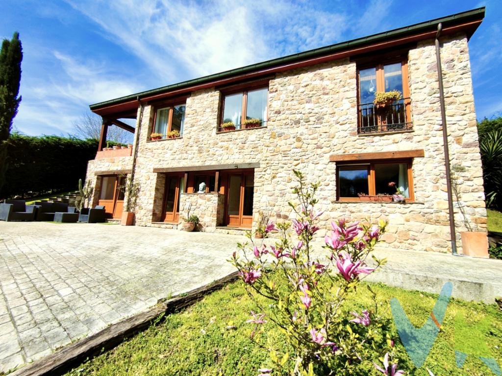 Preciosa casa de piedra de reciente construcción en Borleña, situada en una parcela urbana de 1.413 m² llena de árboles frutales que convierten el jardín en un auténtico disfrute para la vista y el paladar. La vivienda cuenta con 246 m² construidos (230 m² útiles aprox.) y está en un estado impecable.Dispone de tres habitaciones, dos baños, una cocina abierta muy luminosa y un salón-comedor amplio con grandes ventanales. Además, incluye un garaje independiente para dos coches, cuarto de lavandería y una habitación extra ideal como gimnasio, despacho o zona de juegos. La calefacción y el agua caliente funcionan con gasoil.En la parcela encontrarás una gran variedad de frutales: naranjo, melocotonero, aguacate, manzano, peral, ciruelo, granado, limonero, parra de uva y tres tipos de cerezos (picotas y blancas de Provenza). Un entorno perfecto para quienes buscan naturaleza, tranquilidad y calidad de vida.La zona es inmejorable: rutas para largas caminatas y uno de los mejores restaurantes de comida casera del pueblo a pocos pasos.Una casa lista para entrar a vivir, con encanto, luz y un entorno privilegiado.