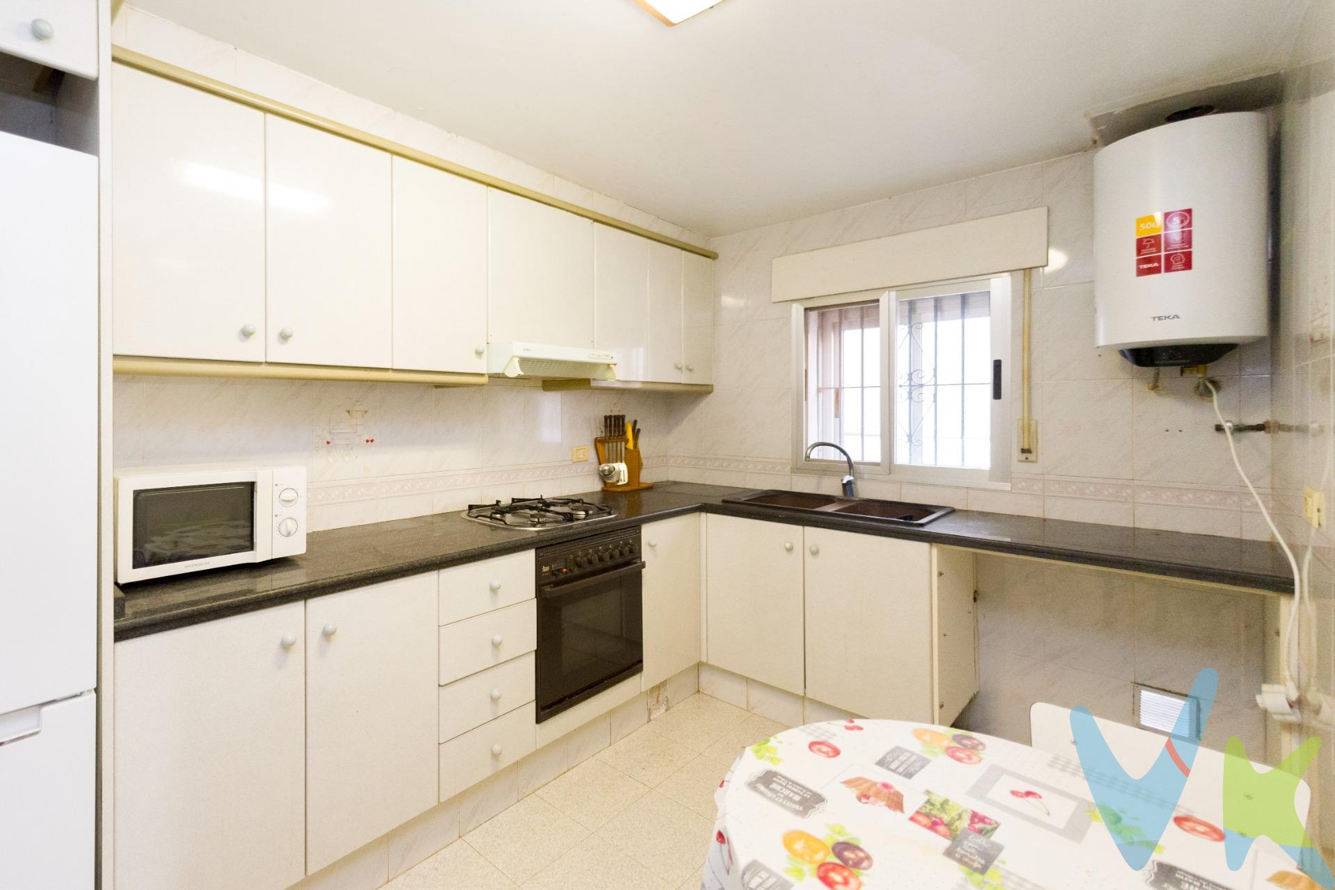 ¡Oportunidad única en Castellón! 🏡 Esta amplia casa, ubicada en la zona Ciutat del Transport-La Salera, presenta un gran potencial para aquellos que desean personalizar su hogar. Con una fachada de 14 metros y una profundidad de 12 metros, esta propiedad cuenta con una generosa superficie construida de 249 m² distribuidos inteligentemente. Dispone de tres habitaciones dobles 🌟 y un primer piso habitable que se puede adaptar a tus necesidades específicas. La planta baja tiene unos impresionantes 100 m2 divididos en dos zonas independientes cada uno dotado con baño propio y acceso al garaje desde el exterior; ambas áreas están conectadas interiormente lo cual ofrece versatilidad adicional. Además, posee una buhardilla equipada con terraza perfecta para disfrutar momentos al aire libre o como espacio extra útil. Con orientación norte ☀️ , también incluye parking privado 🚗 donde podrás dejar tu vehículo sin preocupaciones adicionales además tener acceso directo a los principales servicios comerciales cercanos así como transporte público🚉 . Este inmueble es ideal tanto si buscas crear tu oasis familiar personalizado hasta diseñar ese moderno espacio abierto soñado. Las fotos de la reforma marcadas como RENDER son simulaciones creadas mediante IA con fines ilustrativos y no reflejan el estado actual real del inmueble. Por mandato expreso del propietario comercializamos este inmueble mediante contrato de multi-exclusiva, por el cual numerosas agencias colaboradoras, nacionales e internacionales, ofrecen esta vivienda a sus potenciales compradores, todo ello garantizando un servicio de calidad, un trato fácil, sencillo y sin interferencias de terceros, ya que la gestión es a través de nuestra agencia. *Impuestos, gastos de compraventa tales como honorarios agencia y financiación no incluidos. 