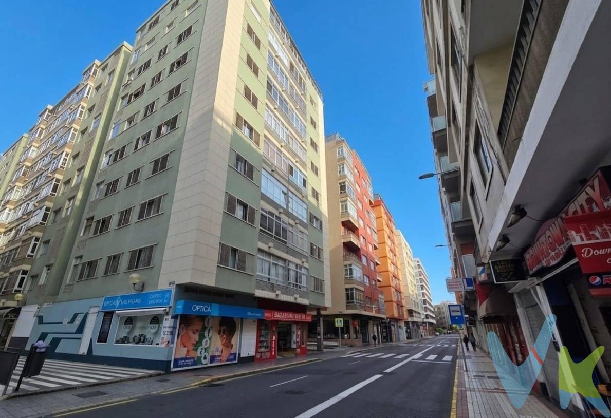 ¿Buscas amplitud, comodidad y un espacio exterior exclusivo? . Vivirás en la principal zona comercial de Las Palmas, a 5 minutos de la playa de Las Canteras y tan solo unos metros de El Corte Inglés, supermercados, farmacias, las mejores tiendas y restaurantes. Conexión perfecta de transporte público para moverte de forma rápida y cómoda. . Lo que te va a enamorar de este piso:. •	Luz y confort en el día a día: disfruta de un amplio salón con balcón privado, un comedor independiente y 3 dormitorios dobles (uno de ellos también con balcón) y armarios empotrados. Cocina totalmente equipada. Además, el clima ideal está asegurado: todas las habitaciones cuentan con aire acondicionado para el verano y calefacción para el invierno. •	Un baño para desconectar: entre sus 2 baños completos, uno de ellos se convertirá en tu rincón favorito gracias a su bañera con jacuzzi e hidromasaje. ¡Un auténtico spa en tu casa!. •	Espacio y orden garantizados: la vivienda cuenta con una cocina independiente, un práctico cuarto de lavado y, por si fuera poco, una despensa de almacenamiento dentro de la casa para que lo tengas todo siempre organizado. •	Tu propio oasis privado en la azotea: olvídate de zonas comunes aburridas. En la azotea dispondrás de un espacio privado de 20 metros cuadrados equipado con barbacoa, pérgola, muebles de jardín, lavamanos y un segundo trastero. . El lugar perfecto para tus asaderos y para disfrutar de buena compañía al aire libre. •	Posibilidad de alquiler plaza de garaje. ¡Un piso único, con extras difíciles de encontrar y listo para entrar a vivir!. Información adicional: el precio de venta no incluye gastos de notaría, registro e impuestos asociados. Los datos proporcionados son orientativos y podrían estar sujetos a errores u omisiones involuntarias. 