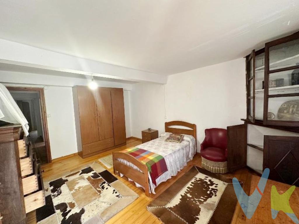 Casona con encanto en La Ganceda (Roiz), a un paso de la costa cántabraUbicada en un entorno tranquilo y rodeado de naturaleza, esta amplia casona en La Ganceda combina a la perfección la serenidad del entorno rural con la cercanía de la costa de Cantabria. Un lugar ideal para quienes buscan paz, espacio y calidad de vida.La vivienda cuenta con más de 300 m² construidos, distribuidos en planta baja, primera planta y bajo cubierta, ofreciendo múltiples posibilidades de redistribución y personalización según las necesidades del futuro propietario.El tejado fue renovado hace menos de diez años, lo que garantiza una buena protección y reduce gastos de mantenimiento a corto plazo. Aunque la casa requiere reforma interior, su estructura sólida y su distribución la convierten en una base perfecta tanto para una residencia familiar de gran tamaño como para un proyecto turístico o casa rural con encanto.Una oportunidad única para dar forma a un proyecto a medida en una ubicación privilegiada.¡Ven a visitarla! Este puede ser el hogar que siempre imaginaste.Gastos e Impuestos no incluidos en el precio. Compra sujeta a ITP. El comprador se hará cargo de los costes de la escritura e inscripción en el Registro de la Propiedad.Más información sobre transparencia, impuestos, gastos y condiciones de compraventa en nuestra web www.activanorte.com
