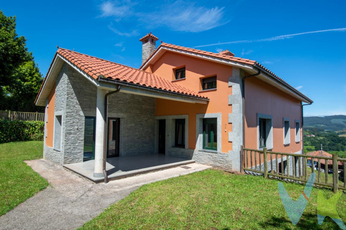 Preciosa casa a estrenar en un magnifico entorno, con impresionantes vistas despejadas y jardín propio (1000m2 de parcela) ,luminosa ,cómoda, soleada .Es una gran casa a la que no le falta de nada ,distribuida en tres plantas y con magnificas calidades, posee 5 habitaciones,4 baños (uno de ellos en-suite), cocina independiente con su propia zona de comedor y despensa ,la cocina sale al porche, donde podría comer toda la familia al resguardo de lluvia o sol, o simplemente convertirlo en un saloncito al aire libre. El jardín es amplio y agradable, con un precioso árbol que nos da sombra en esos días de verano,. Nada mas llegar a la casa nos encontramos el garaje y almacén, allí también está la caldera de gasoil y un baño.En el garaje caben holgadamente tres coches .Tiene placa solar para el agua caliente.Dos salones-comedor con chimenea, uno en cada planta de las dos restantes. Mucho espacio de almacenaje con cuatro armarios empotrados en total en las habitaciones y un trastero .Las ventanas son de climalit oscilobatientes. Los suelos de tarima, cerámica o granito dependiendo de la zona de la casa .Es una gran opción para vivir ,a tan solo 7 min de Villaviciosa, con todos los servicios ,y también seria una casa perfecta para segunda residencia donde juntar a toda la familia ,con la Playa de Rodiles a tan solo 20 min o si preferimos montaña también la tenemos cerca, a 22 min la Sierra del Sueve,o ciudad ,estando a 25min de Gijón .Por su estratégica situación en el centro de Asturias estamos cerca de todo. El precio no incluye el impuesto de Transmisiones patrimoniales(8%)ni los gastos notariales ni registrales. Pueden ver en este anuncio el Tour Virtual de esta propiedad. Le atendemos  también en Inglés ,Francés ,e Italiano, ya sea presencialmente en nuestra oficina, como en el teléfono, email, whatsapp..