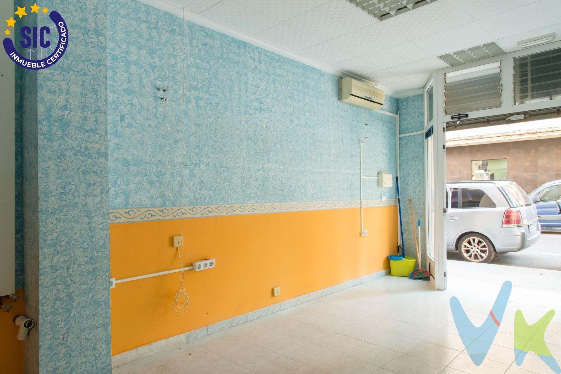 Excelente oportunidad de adquirir un pequeño local comercial con escaparate, ideal para emprender tu propio negocio o utilizar como trastero. Con aseo incluido, este espacio ofrece múltiples posibilidades de uso. Su altura interior es de 3,44m y cuenta con una altura del falso techo de 2,68m; además tiene una profundidad de casi seis metros lo que le brinda amplitud a la vez que resulta muy versátil en su distribución. Esta propiedad representa una inversión segura en el mercado inmobiliario debido a sus características únicas.  ¡No pierdas la oportunidad!.  Visítalo hoy mismo ya que Castellón ofrece un clima mediterráneo agradable, hermosas playas, una rica historia y cultura, calidad de vida, una ubicación estratégica y oportunidades laborales, todo en un entorno tranquilo y acogedor. Este inmueble es en exclusiva, con lo que le facilitamos cualquier información sobre la vivienda. Por este motivo, solicitamos no molesten al propietario, ocupantes de la propiedad, vecinos o conserje de la comunidad. En todos los casos los precios expuestos son más impuestos y gastos derivados de la transmisión del inmueble. 