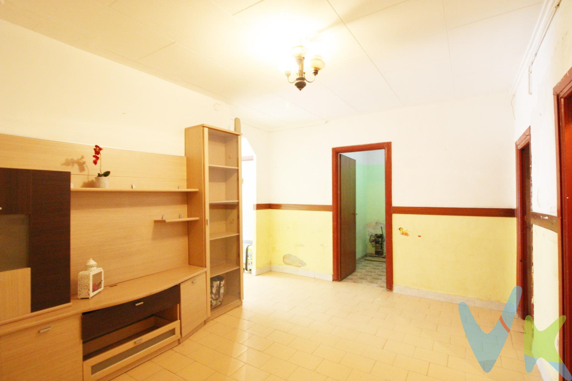Te presentamos esta vivienda en planta baja situada en Alaquàs, una opción ideal para quienes buscan diseñar su hogar desde cero o para inversores que saben ver el potencial donde otros solo ven una reforma. La vivienda dispone de tres habitaciones, ofreciendo una distribución versátil que permite adaptarla tanto a vivienda habitual como a proyecto de inversión. Cuenta con un baño, cocina independiente y galería, aportando ese espacio extra tan necesario para el día a día. Se trata de una vivienda totalmente para reformar, lo que te brinda la oportunidad de personalizar cada rincón a tu gusto: distribución, materiales, acabados… aquí no hay límites, solo posibilidades. Su ubicación en planta baja la hace especialmente cómoda y accesible, ideal para todo tipo de perfiles, desde familias hasta personas que buscan evitar escaleras. Ubicada en una zona con todos los servicios a tu alcance: comercios, transporte, colegios y todo lo necesario para una vida práctica y cómoda en Alaquàs. Una vivienda con alma, lista para transformarse en un proyecto único. La venta de esta vivienda se gestiona mediante contrato de EXCLUSIVA COMPARTIDA por lo que se trabaja con más de 300 Inmobiliarias. . INFORMACIÓN LEGAL AL CONSUMIDOR:. El precio indicado no incluye impuestos ni gastos derivados de la compraventa. Gastos a cargo del comprador:. • Impuesto de Transmisiones Patrimoniales (ITP): En segundas transmisiones, el tipo general vigente en la Comunitat Valenciana es del 10% sobre la base imponible, que será el mayor valor entre el precio de compraventa, el valor declarado o el valor de referencia catastral, pudiendo aplicarse tipos reducidos según las circunstancias del comprador. • Honorarios de intermediación inmobiliaria: 4% del precio final de venta + IVA (21%), a cargo del comprador. No incluidos en el precio de venta. • Notaría y Registro de la Propiedad: Los aranceles son oficiales y variables en función del precio y características de la operación. A título orientativo, entre 600 € y 1.000 €. Los gastos se distribuirán conforme a la normativa vigente, salvo pacto en contrario. Las condiciones pueden variar en función de las circunstancias personales y del régimen fiscal aplicable. Otros gastos:. • Gastos de financiación: Tasación, comisiones y condiciones bancarias según la entidad elegida por el comprador. • Gestoría: Servicio opcional, con costes variables en función del proveedor. • Podrán existir otros gastos inherentes a la formalización de la compraventa que correspondan al comprador según normativa vigente. El vendedor asumirá los gastos que legalmente le correspondan, salvo pacto en contrario. El inmueble no se encuentra sujeto, a fecha de publicación, a limitaciones de precio derivadas de normativa de zonas de mercado residencial tensionado. Se facilitará al cliente información detallada y personalizada de todos los costes asociados a la operación, así como la documentación relativa al inmueble, disponible en la sede física de la agencia - Av. Blasco Ibáñez 5 Bajo, 46970, Alaquàs (Valencia) y/o en el medio electrónico habilitado – www.inmueblesvalencianos.net. La agencia actúa exclusivamente como intermediaria en la operación. Cualquier compraventa queda sujeta a la aceptación expresa del vendedor y a la formalización del correspondiente contrato. El presente anuncio tiene carácter meramente informativo y no contractual, pudiendo estar sujeto a errores, cambios o actualizaciones.  . . 