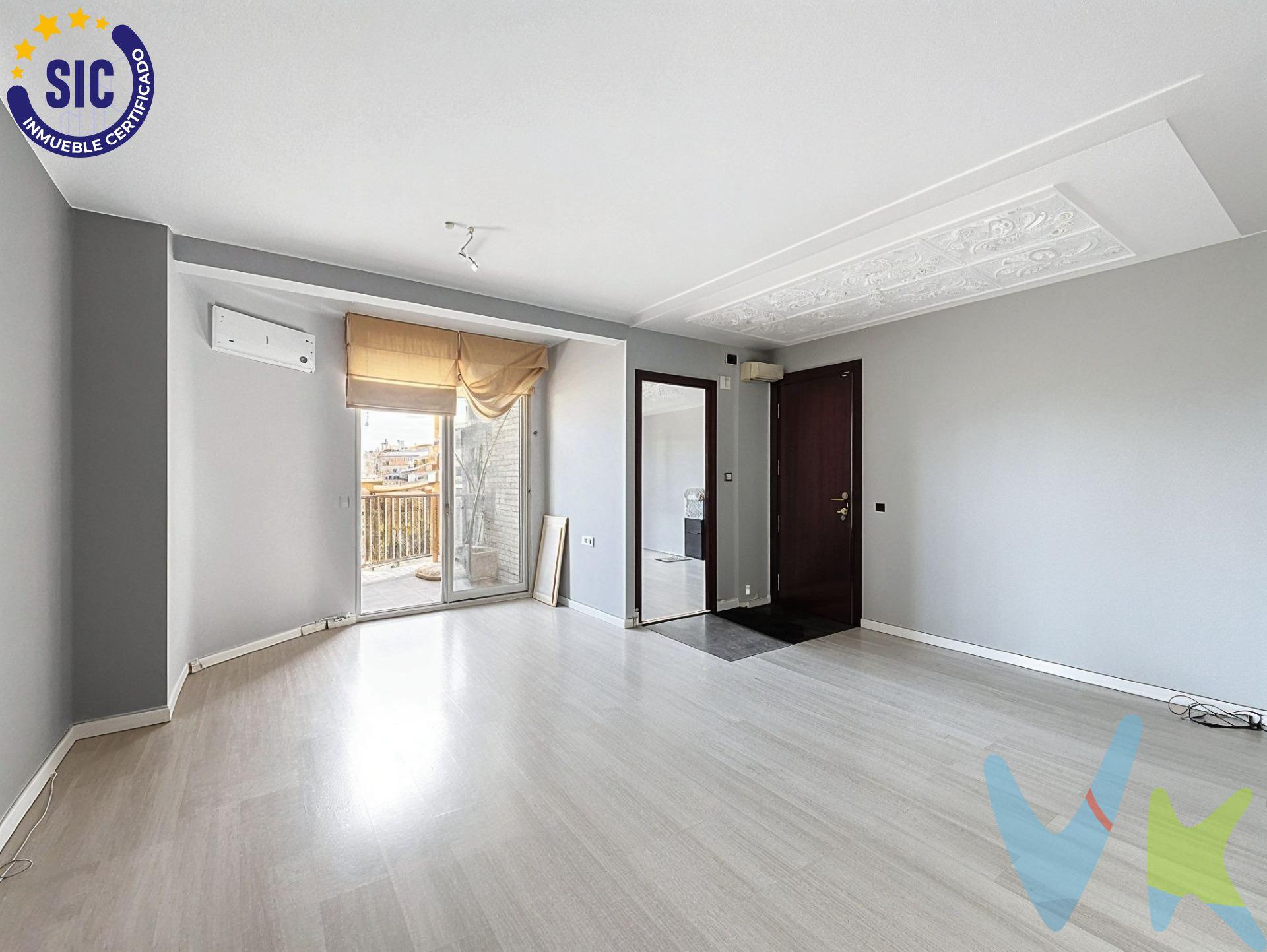 ¡OPORTUNIDAD! Amplio piso en Avenida Giorgeta, Valencia. Te presentamos este magnífico piso situado en una de las zonas más buscadas de Valencia: Avenida Giorgeta. ✨ Características principales:. 139 m² construidos, amplios y bien distribuidos. 4 habitaciones, tres de ellas dobles, ideales para familias, teletrabajo o invitados. 2 baños, uno de ellos reformado recientemente con un diseño moderno y elegante. Luminoso salón-comedor con salida a un balcón encantador que ofrece vistas despejadas al Parque Central. Cocina espaciosa y funcional. Ubicación inmejorable: rodeado de servicios, colegios, transporte público, comercios y zonas verdes. Un piso que lo tiene todo para disfrutar de la vida urbana con comodidad. ¡No dejes pasar esta oportunidad! Ven a visitarlo y descubre tu nuevo hogar en el corazón de Valencia. Contáctanos para más información o para agendar una visita. La descripción del presente inmueble e imágenes tienen mero carácter informativo y en ningún caso carácter contractual, pudiendo ser modificados por la inmobiliaria comercializadora sin que ello implique responsabilidad alguna frente a terceros. En el precio de venta a público, esta propiedad NO incluye los gastos de adquisición (Notario, registro, gestión, honorarios, etc…).