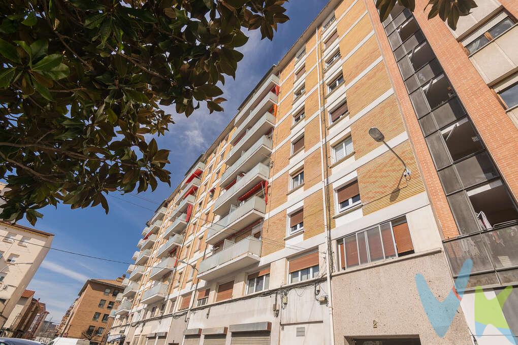 Le ofrecemos una excelente oportunidad de adquirir una vivienda en entorno céntrico de Burlada, a escasos metros de la zona más comercial de calle Mayor.
El entorno destaca por su intensa vida social, cultural y comercial, con todo tipo de servicios, comercios al alcance, lo que garantiza comodidad y calidad de vida en el día a día.
La vivienda se encuentra en un edificio con ascensor y está distribuida en tres amplios dormitorios, salón, baño completo y una espaciosa cocina con acceso a un amplio balcón, ideal para el uso diario.
El inmueble se encuentra en buen estado de conservación, listo para entrar a vivir, lo que lo convierte en una opción ideal tanto para residencia familiar.
Una oportunidad única de vivir en una zona consolidada, con todos los servicios y excelentes comunicaciones y frecuencia con el centro de Pamplona.